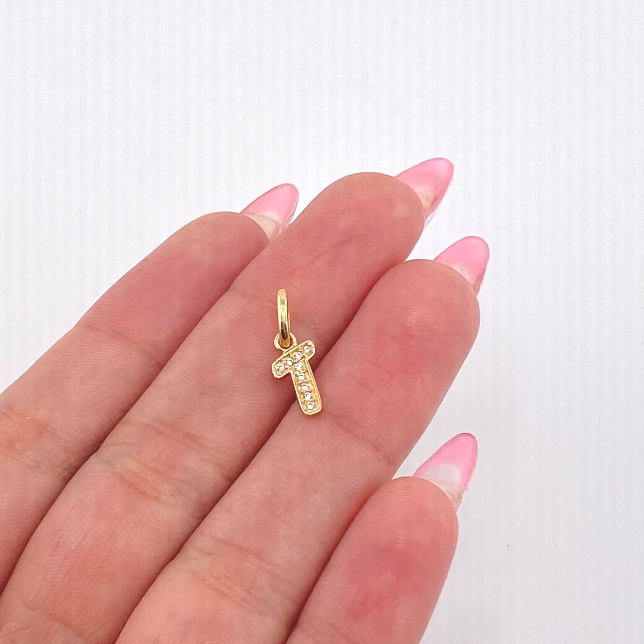 Dije Letra T Silueta 0.5gr / 1.5cm / Circones Blancos Oro Amarillo 18K