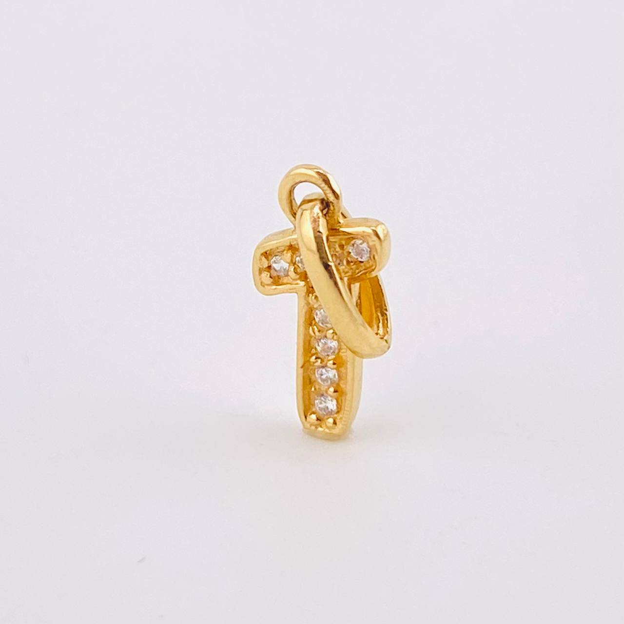 Dije Letra T Silueta 0.5gr / 1.5cm / Circones Blancos Oro Amarillo 18K
