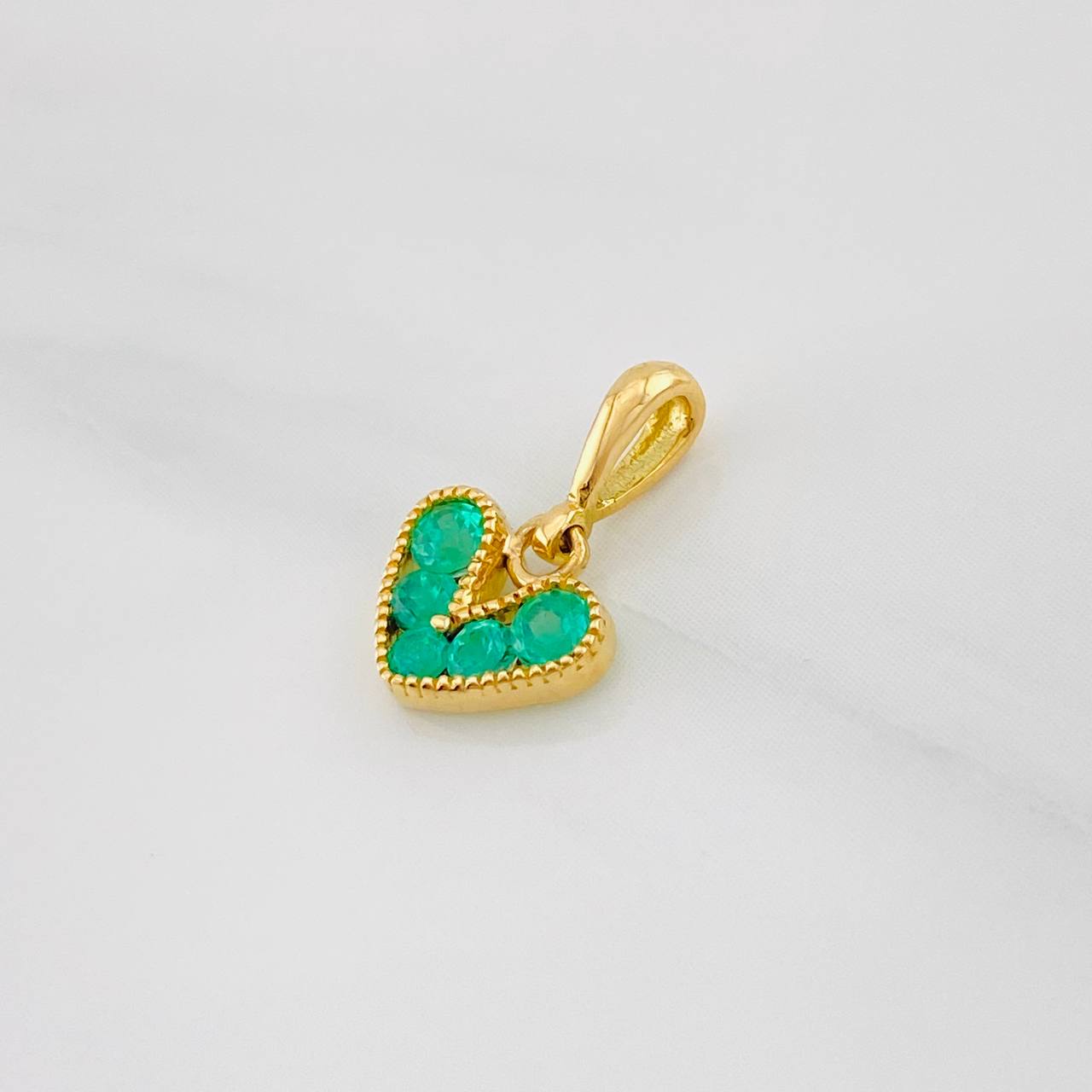 Dije Corazon Esmeraldas 0.28pts 0.65g / 1.05cm Oro Amarillo 18K