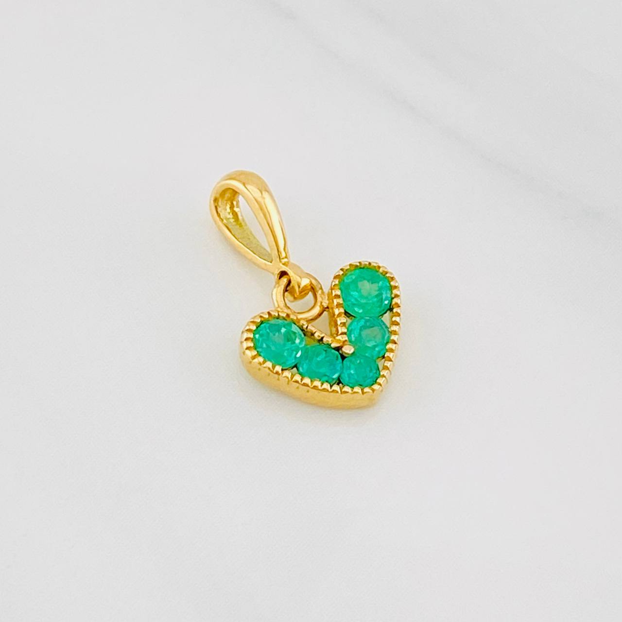 Dije Corazon Esmeraldas 0.28pts 0.65g / 1.05cm Oro Amarillo 18K
