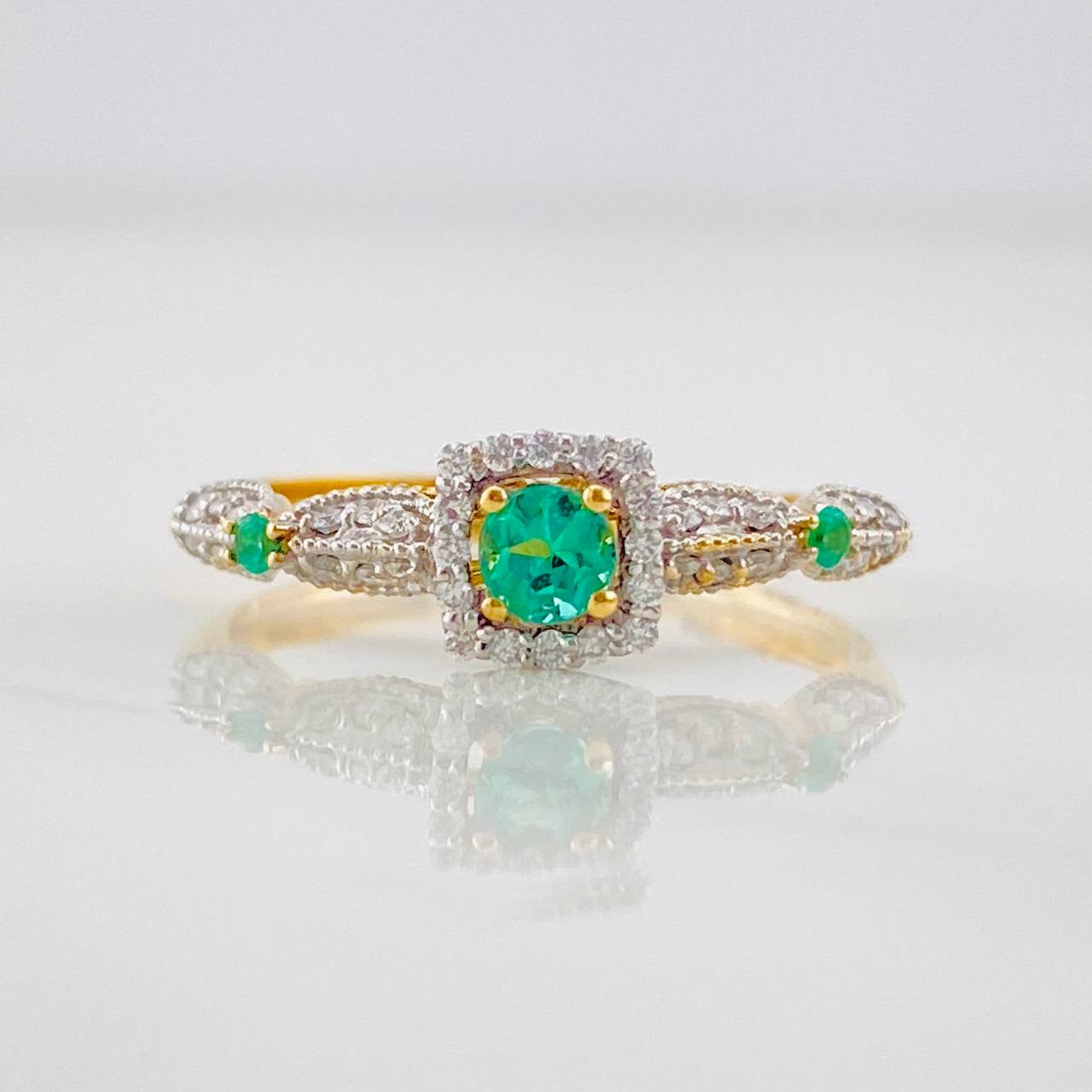 Anillo Halo Cuadrado Esmeraldas 0.18pts Diamantes 20pts 1.65g / T6 1/2 Dos Oros Amarillo Blanco 18K