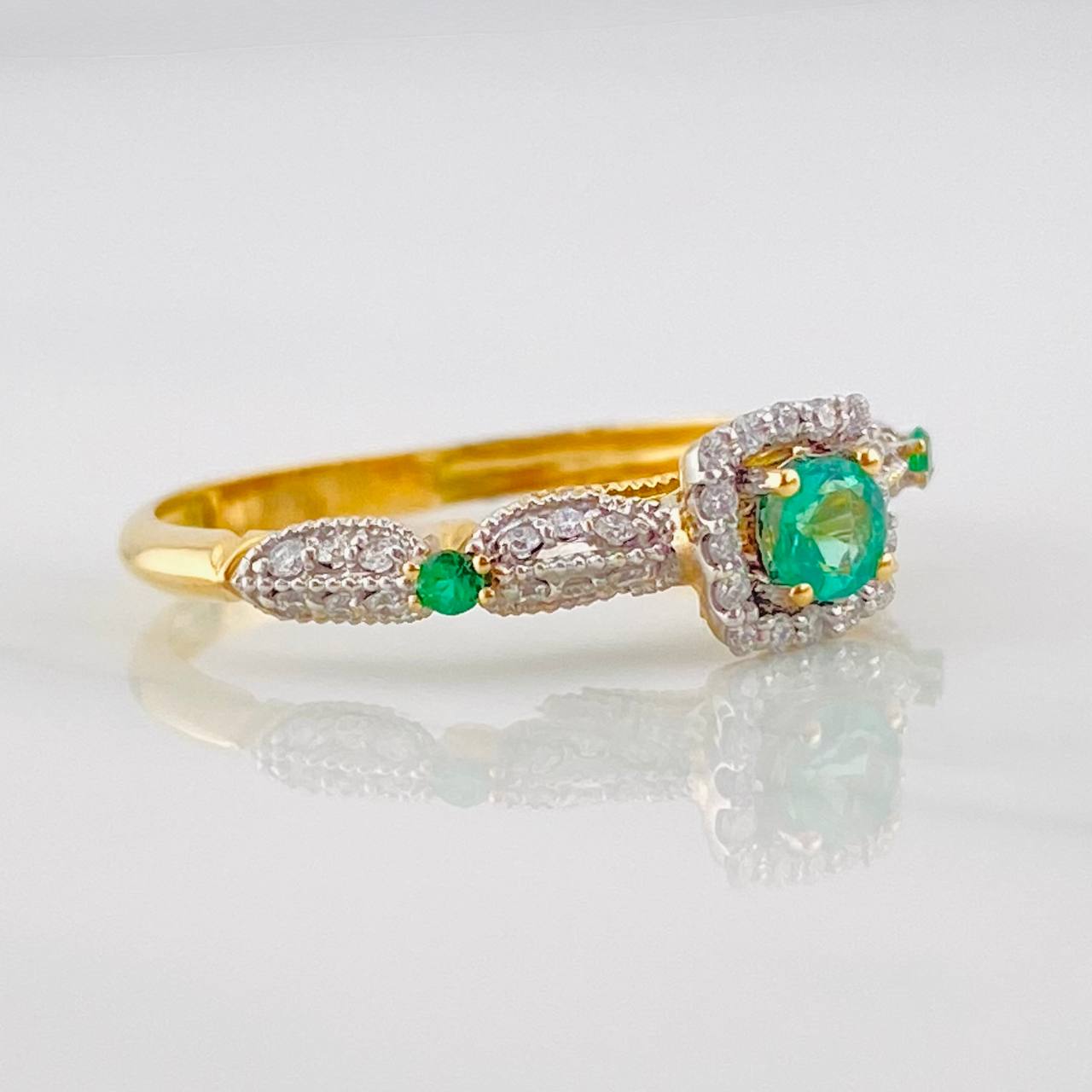 Anillo Halo Cuadrado Esmeraldas 0.18pts Diamantes 20pts 1.65g / T6 1/2 Dos Oros Amarillo Blanco 18K
