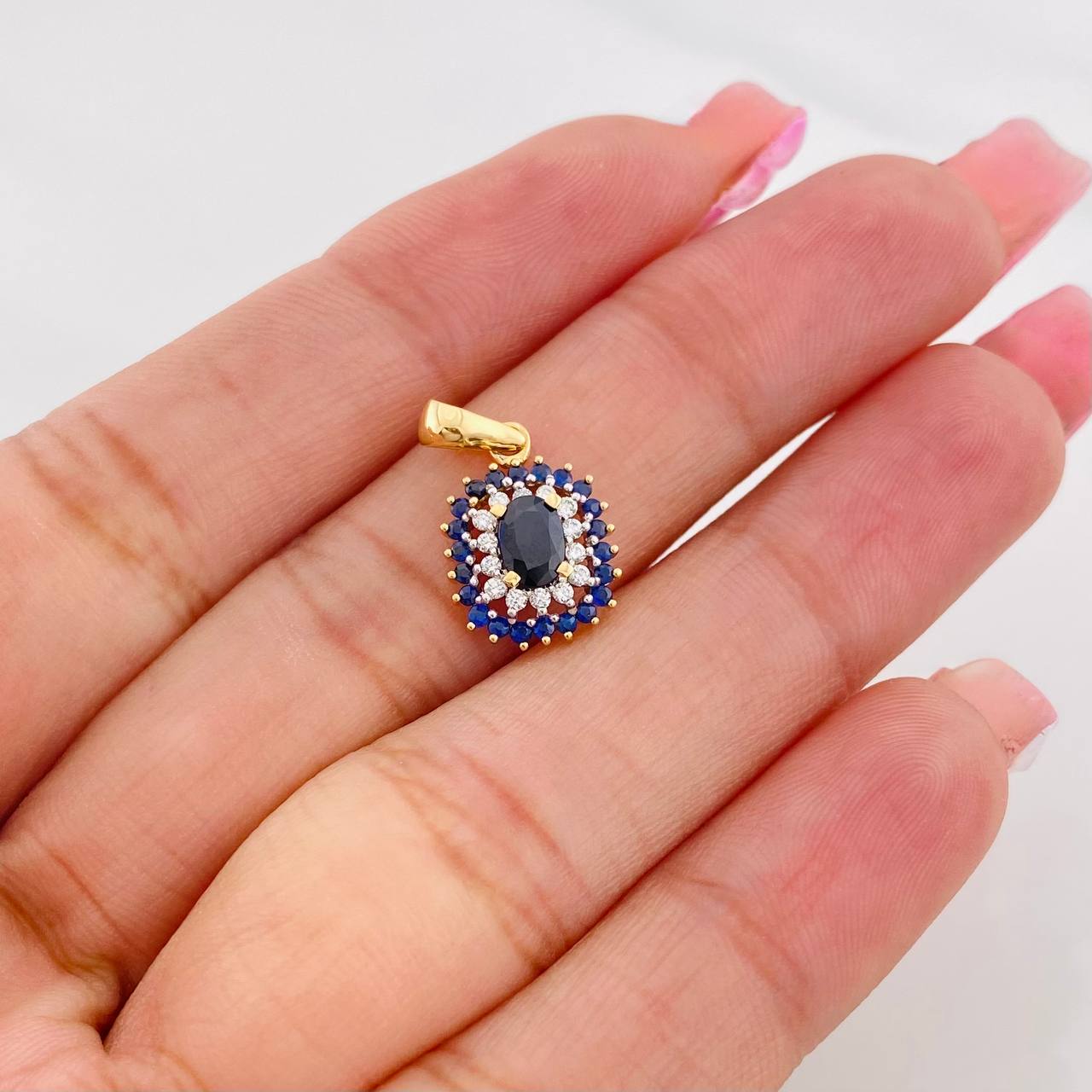 Dije Halo Tupido Zafiros 0.24pts Diamantes 0.12pts 1.75g / 2cm Dos Oros Amarillo Blanco 18K
