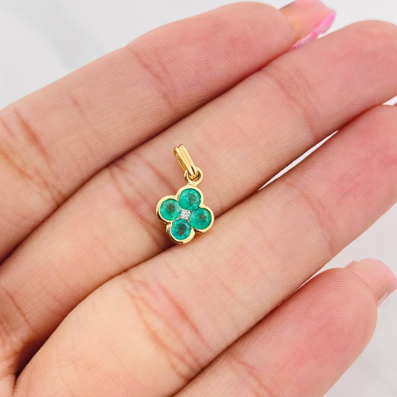 Dije Flor Esmeraldas 0.45pts Diamante 0.02pts 0.9g / 1.05cm Oro Amarillo 18K