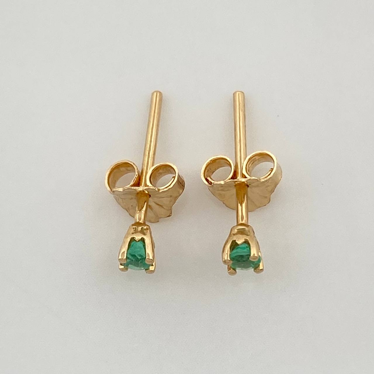Topos Cuatro Garras Esmeraldas 0.12pts 0.7g / 2.64mm Oro Amarillo 18K