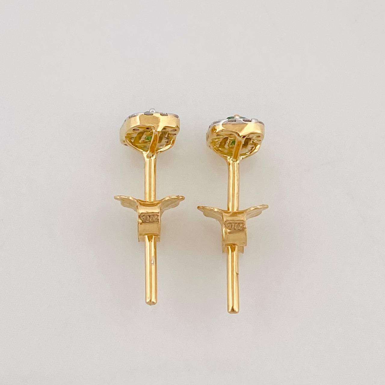 Topos Halo Cuadrado Esmeraldas 0.08pts Diamantes 0.14pts 1.05g / 4.17mm Oro Amarillo 18K