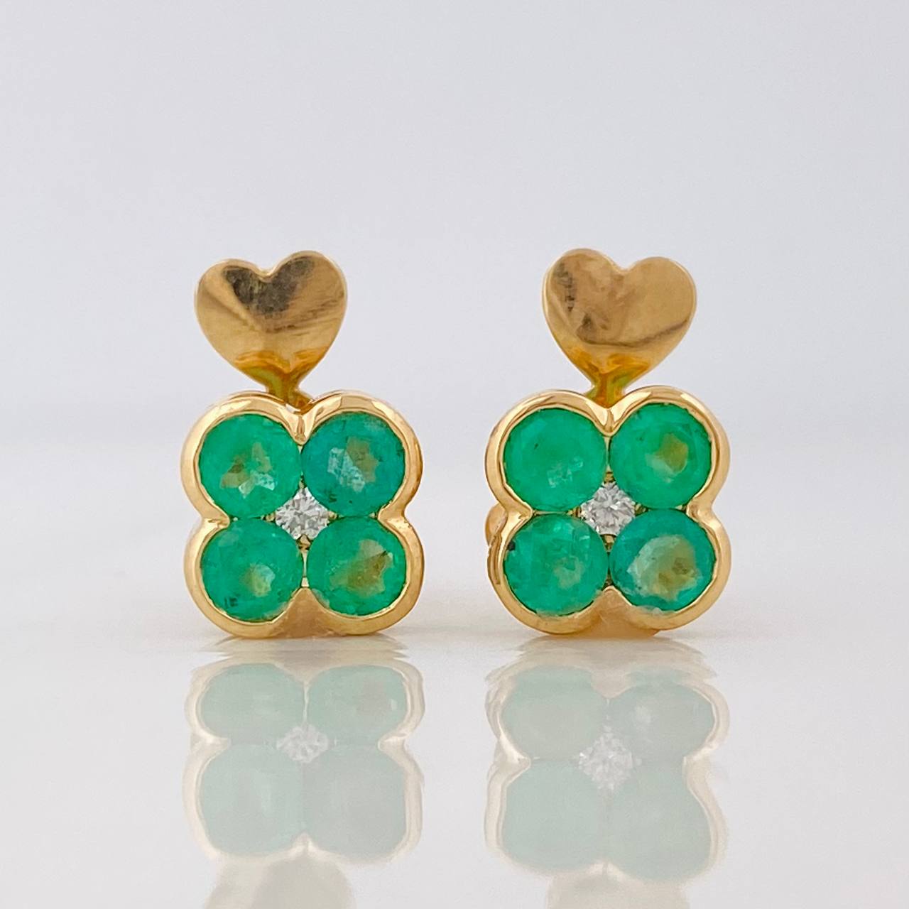 Topos Flor Esmeraldas 90pts Diamantes 0.04pts 2.85g / 7.46mm Oro Amarillo 18K