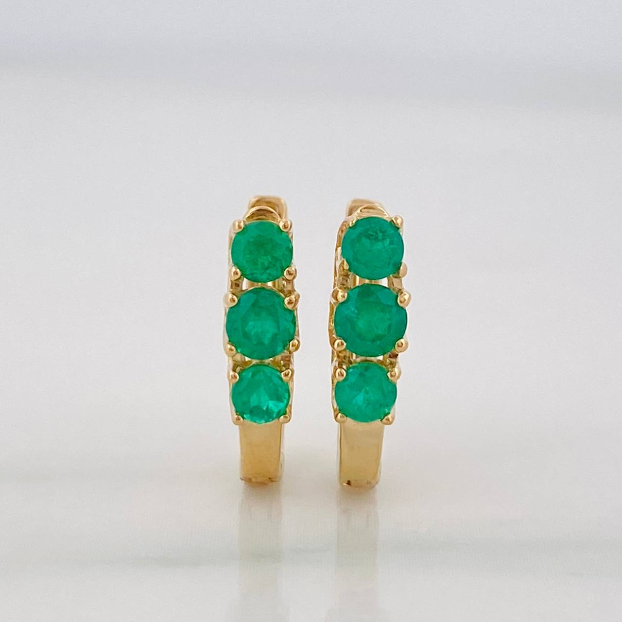Candongas Omega Trio Esmeraldas 0.77pts 2.45g / 1.05cm Oro Amarillo 18K