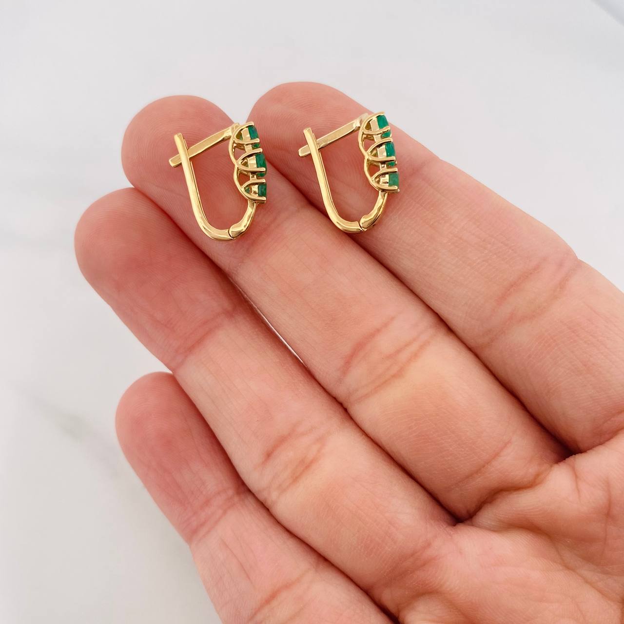 Candongas Omega Trio Esmeraldas 0.77pts 2.45g / 1.05cm Oro Amarillo 18K