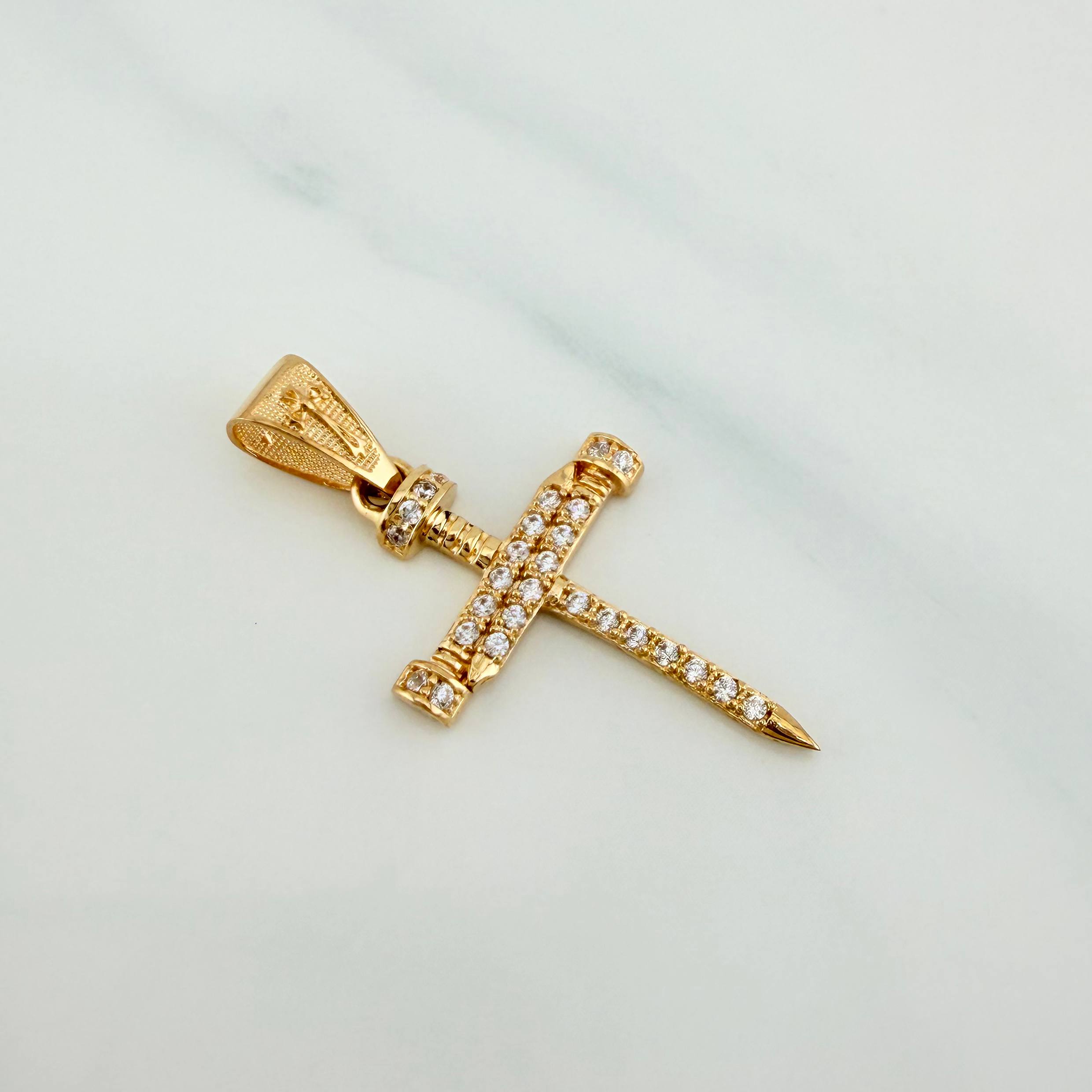 Dije Cruz Clavo 2.25 g / 3.4 cm Oro Amarillo 18K