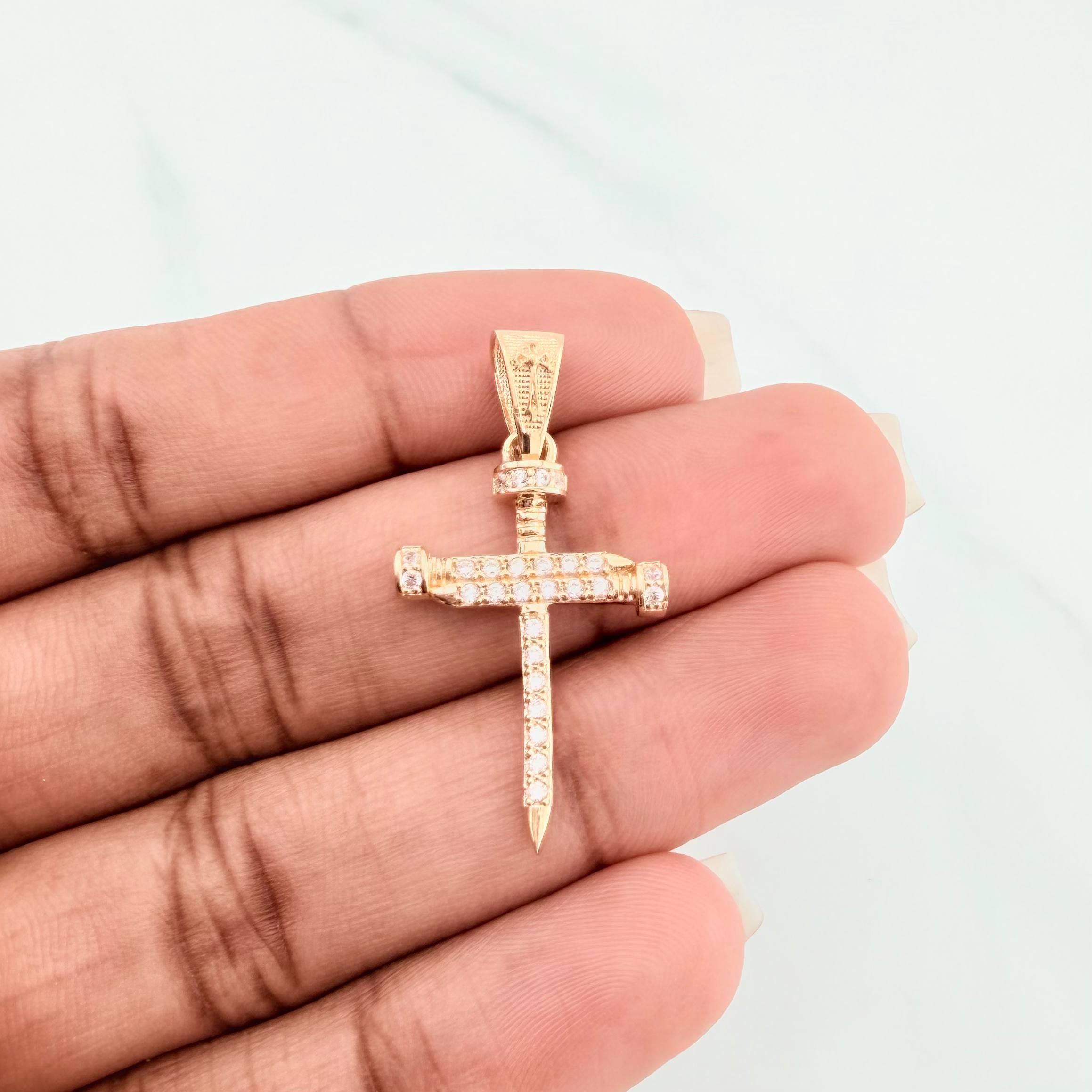 Dije Cruz Clavo 2.25 g / 3.4 cm Oro Amarillo 18K