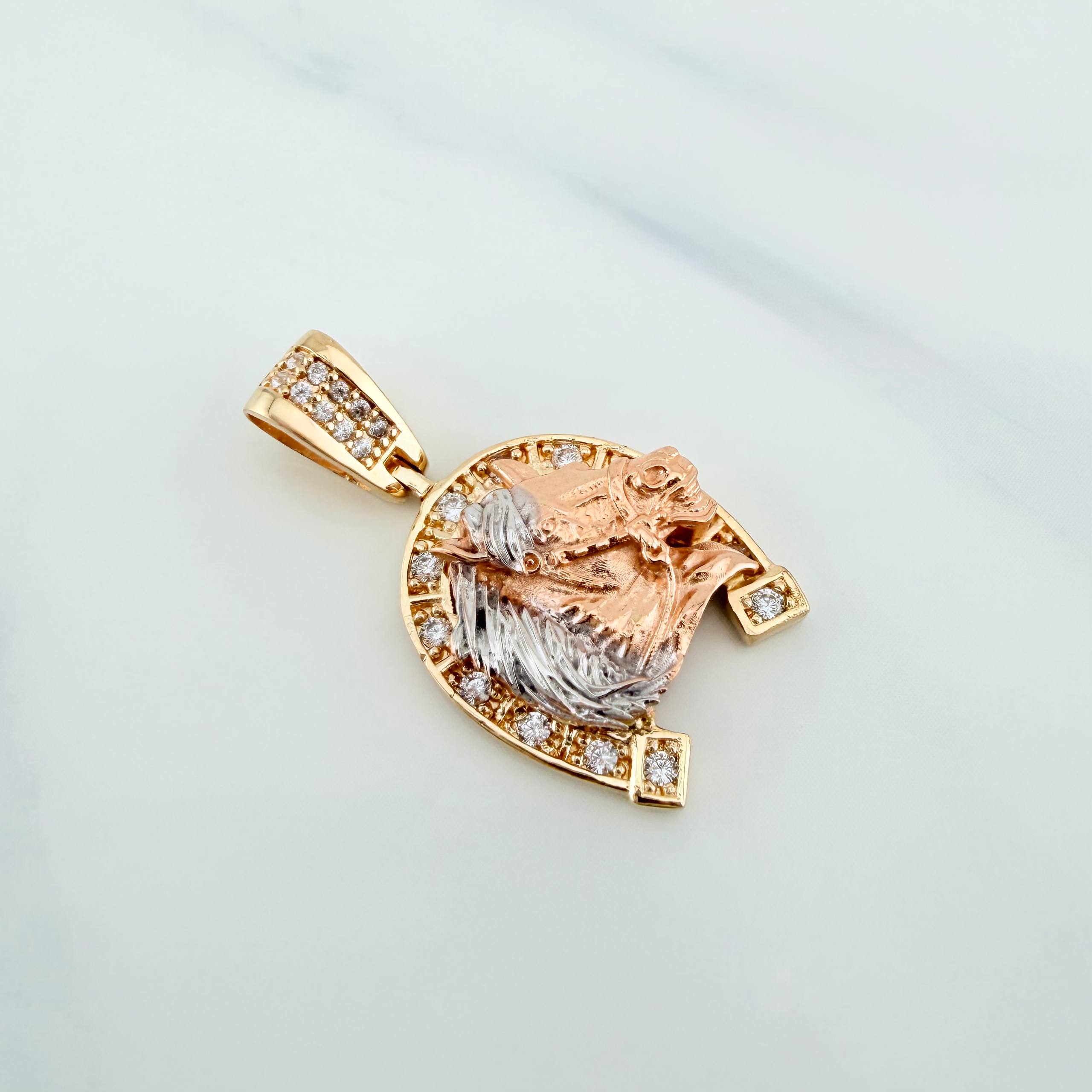 Dije Herradura Caballo 4.7 g / 2.7 cm Tres Oros 18K
