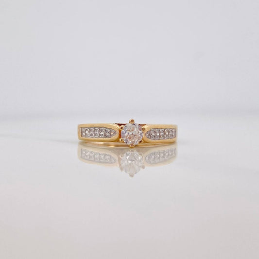 Anillo Solitario Doble Linea Incrustada 3.15 g / T6 1/2 Dos Oros Amarillo Blanco 18K