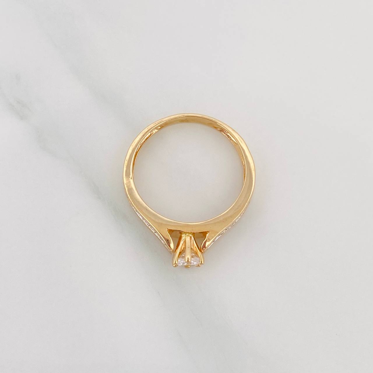 Anillo Solitario Doble Linea Incrustada 3.15 g / T5 1/4 Dos Oros Amarillo Blanco 18K