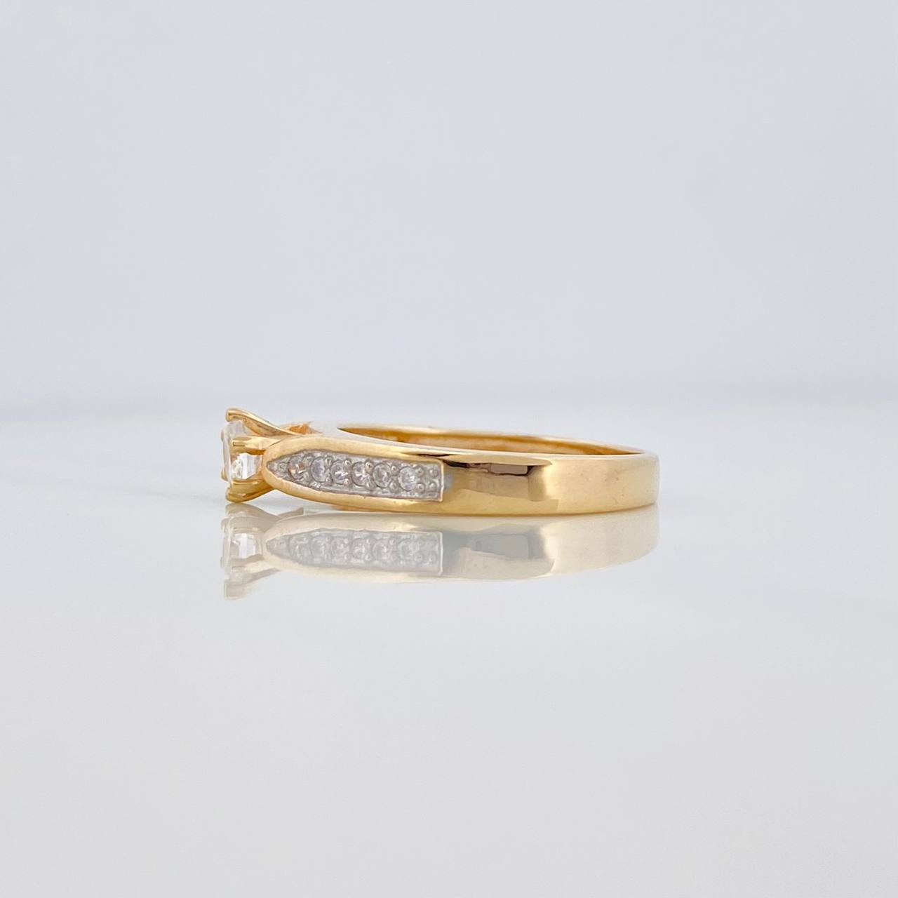 Anillo Solitario Doble Linea Incrustada 3.15 g / T6 1/2 Dos Oros Amarillo Blanco 18K
