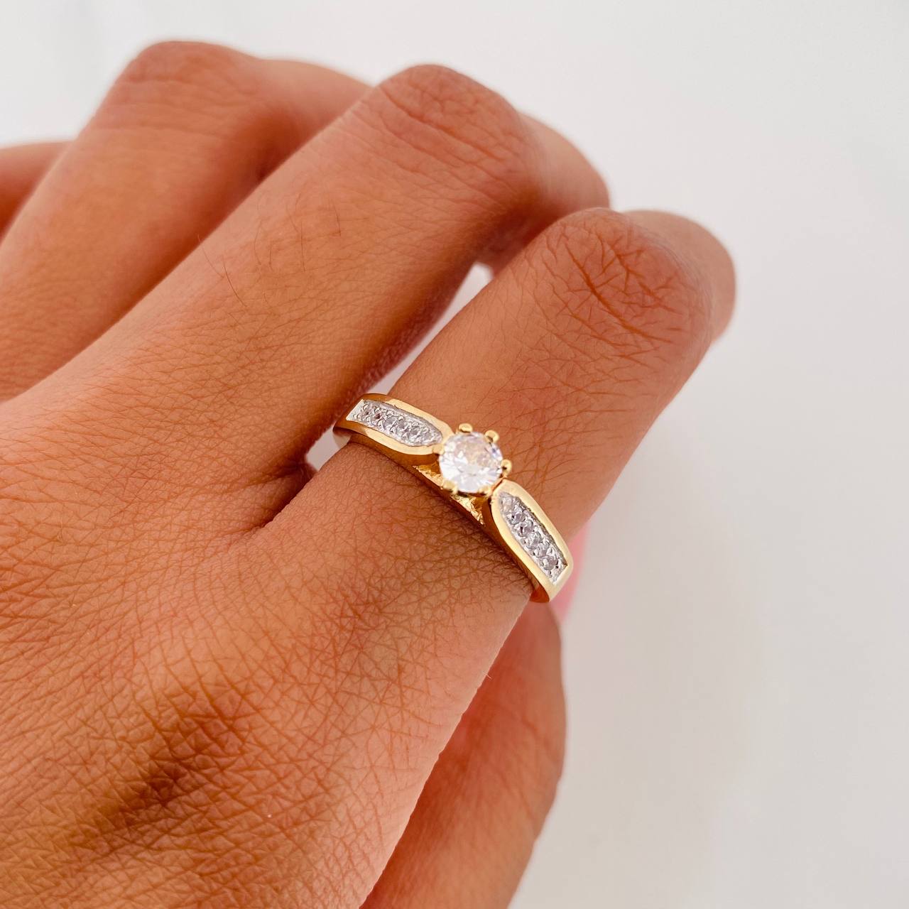 Anillo Solitario Doble Linea Incrustada 3.15 g / T5 1/4 Dos Oros Amarillo Blanco 18K