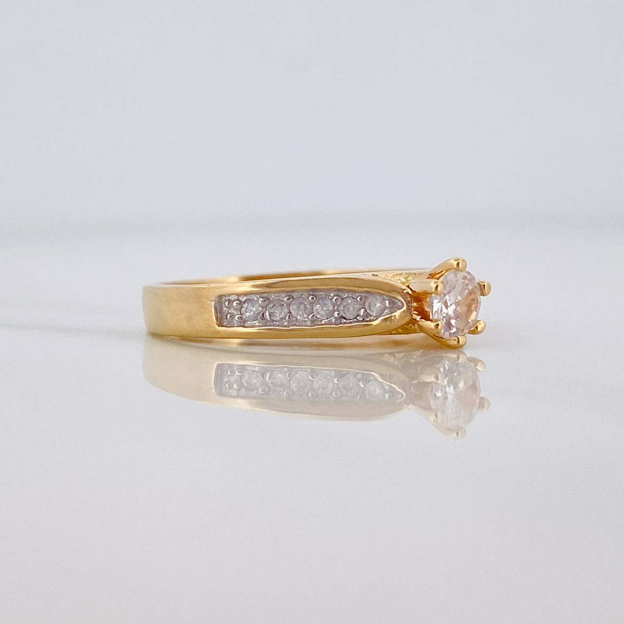 Anillo Solitario Doble Linea Incrustada 3.15 g / T6 1/2 Dos Oros Amarillo Blanco 18K