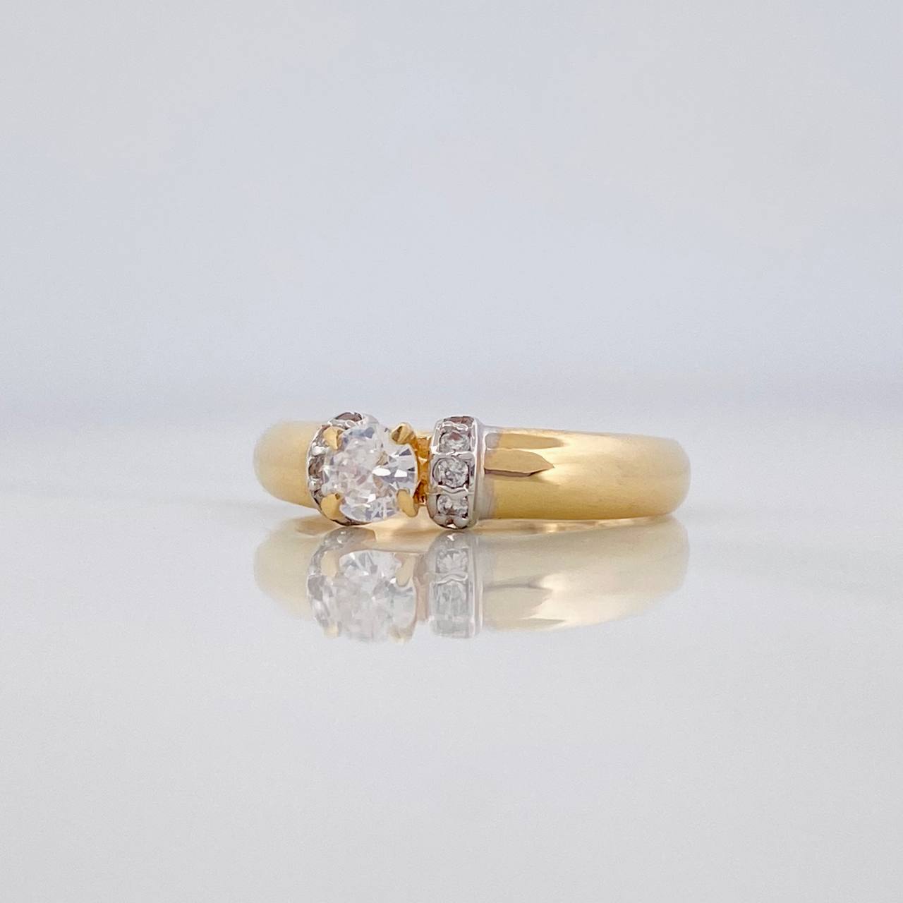 Anillo Solitario 2.6 g / T5 3/4 Dos Oros Amarillo Blanco 18K