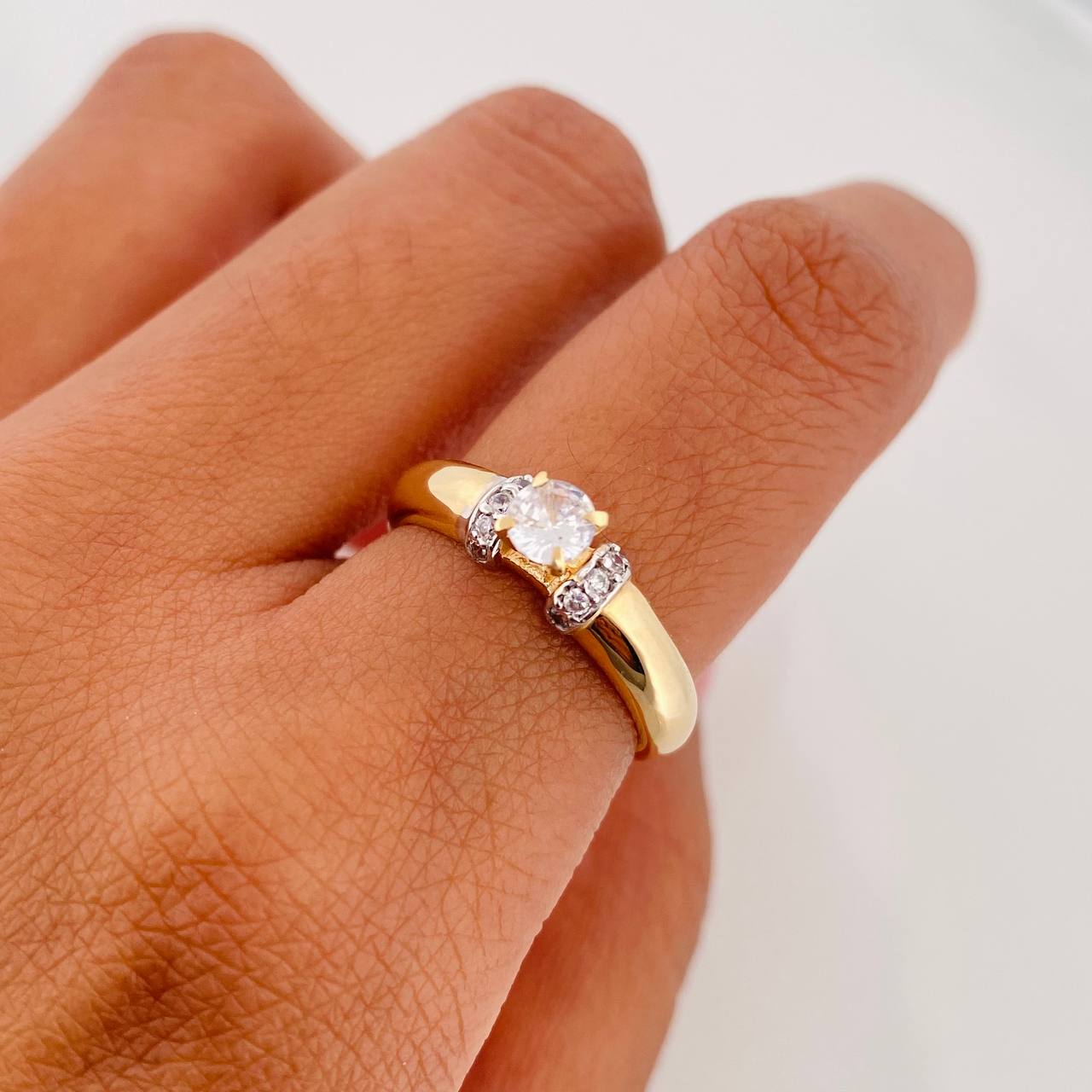 Anillo Solitario 2.6 g / T5 3/4 Dos Oros Amarillo Blanco 18K