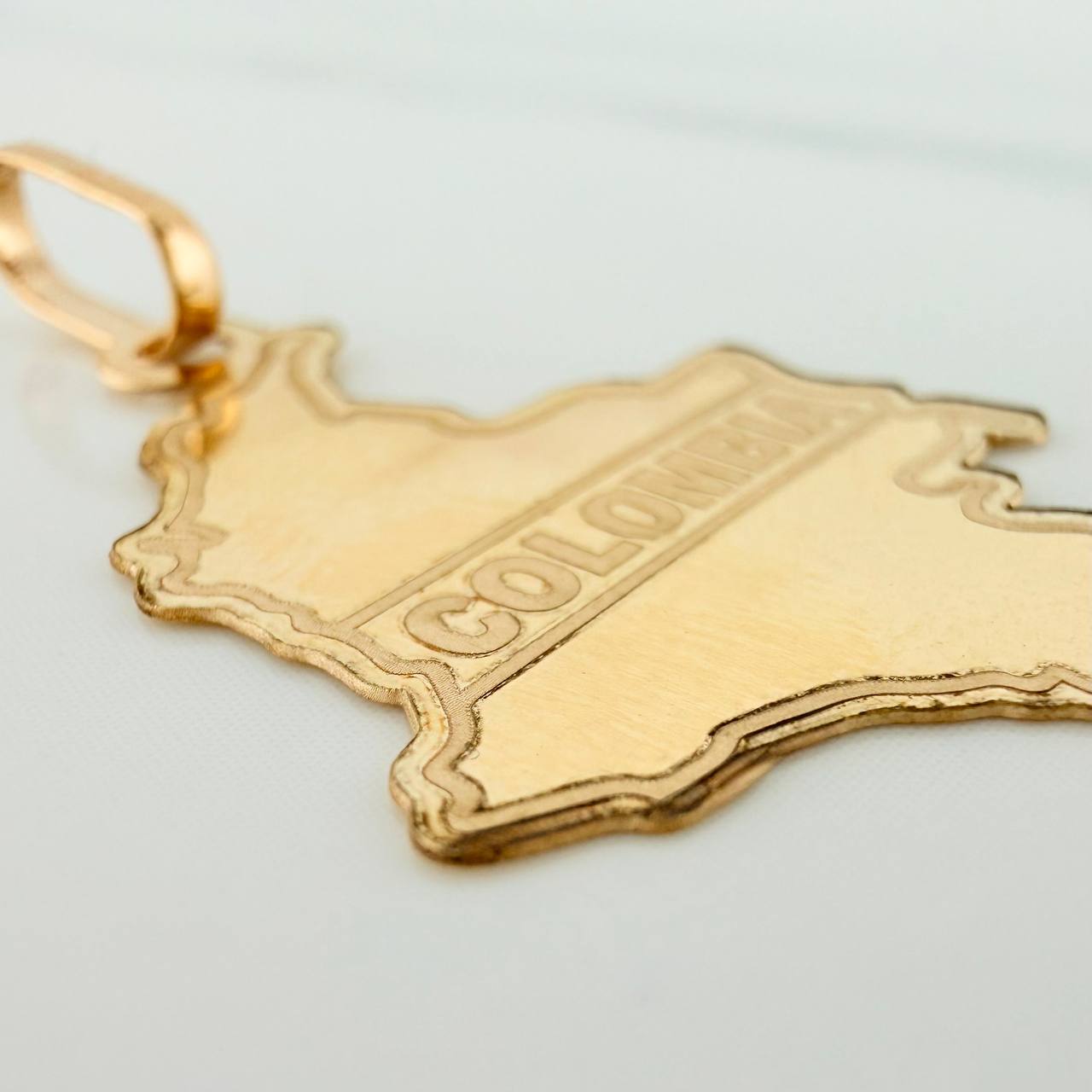 Dije Mapa Colombia 0.85gr / 3.2cm / Oro Amarillo 18K &