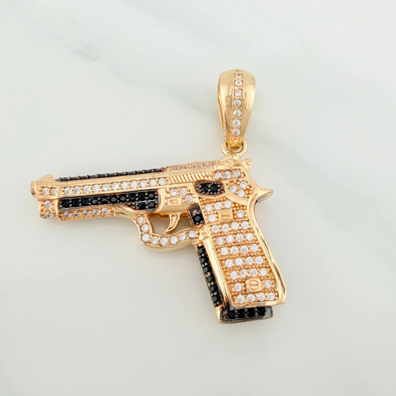 Dije Pistola 10.95gr / 4cm / Dos Oros Negro Amarillo 18K $