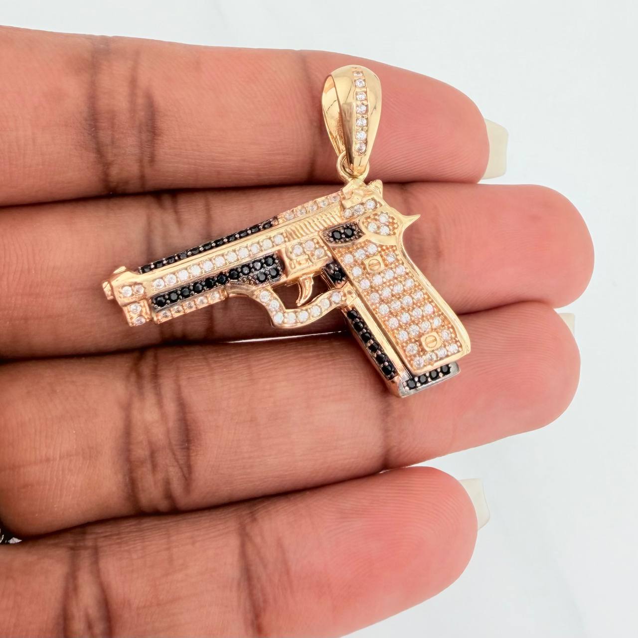 Dije Pistola 10.95gr / 4cm / Dos Oros Negro Amarillo 18K $
