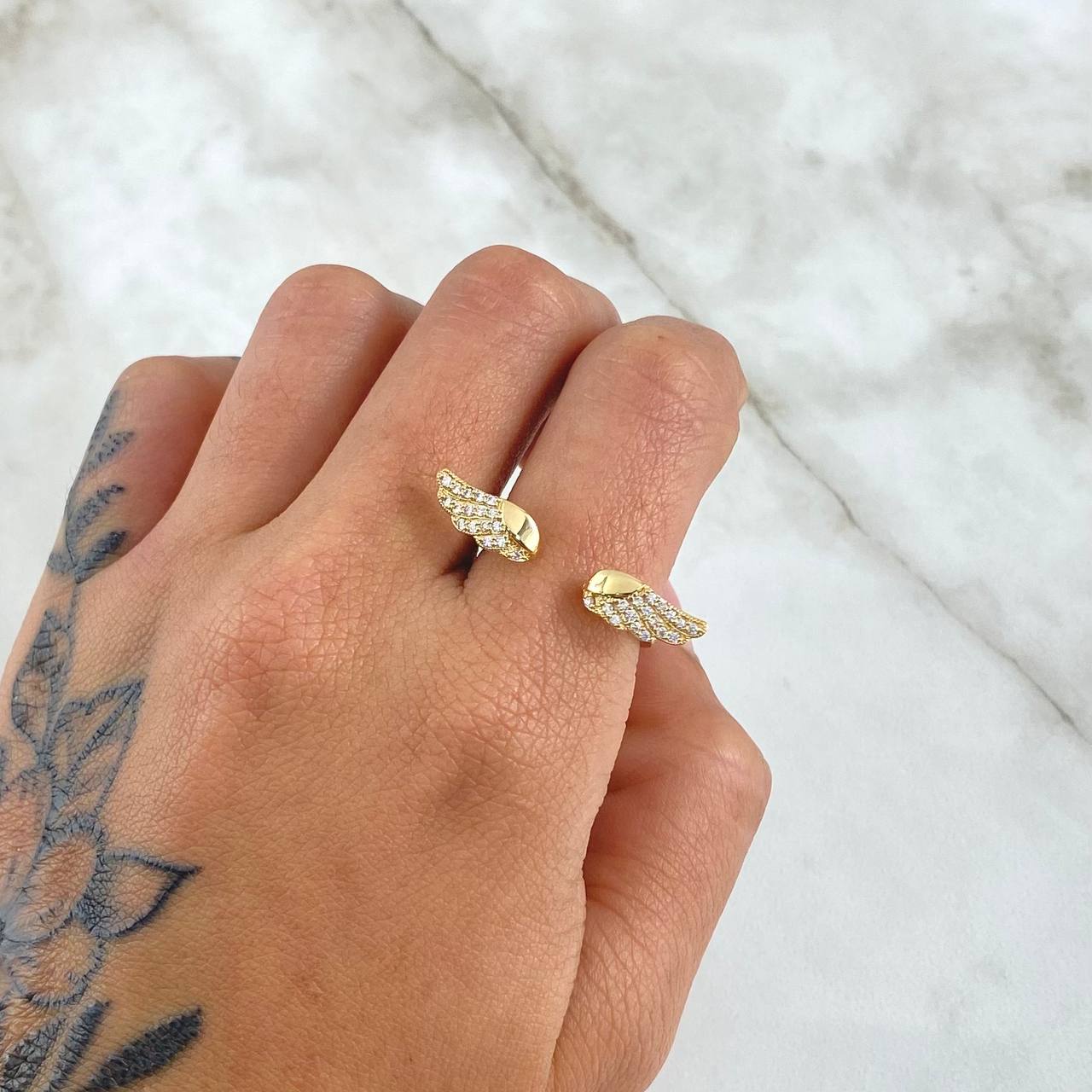 Anillo Abrazo 3.05gr / T7 1/2 / Alas Curvas Circones Blancos Oro Amarillo 18K *