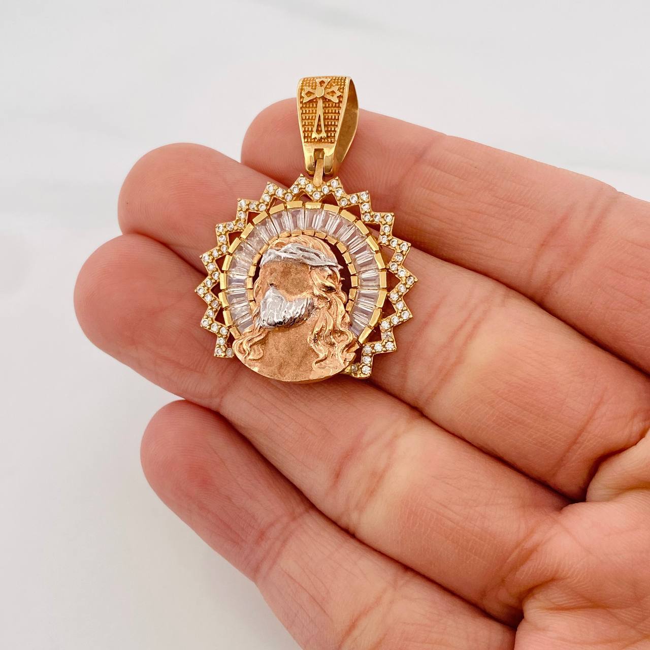 Dije Rostro de Cristo 7.95g / 3.5cm Tres Oros 18K