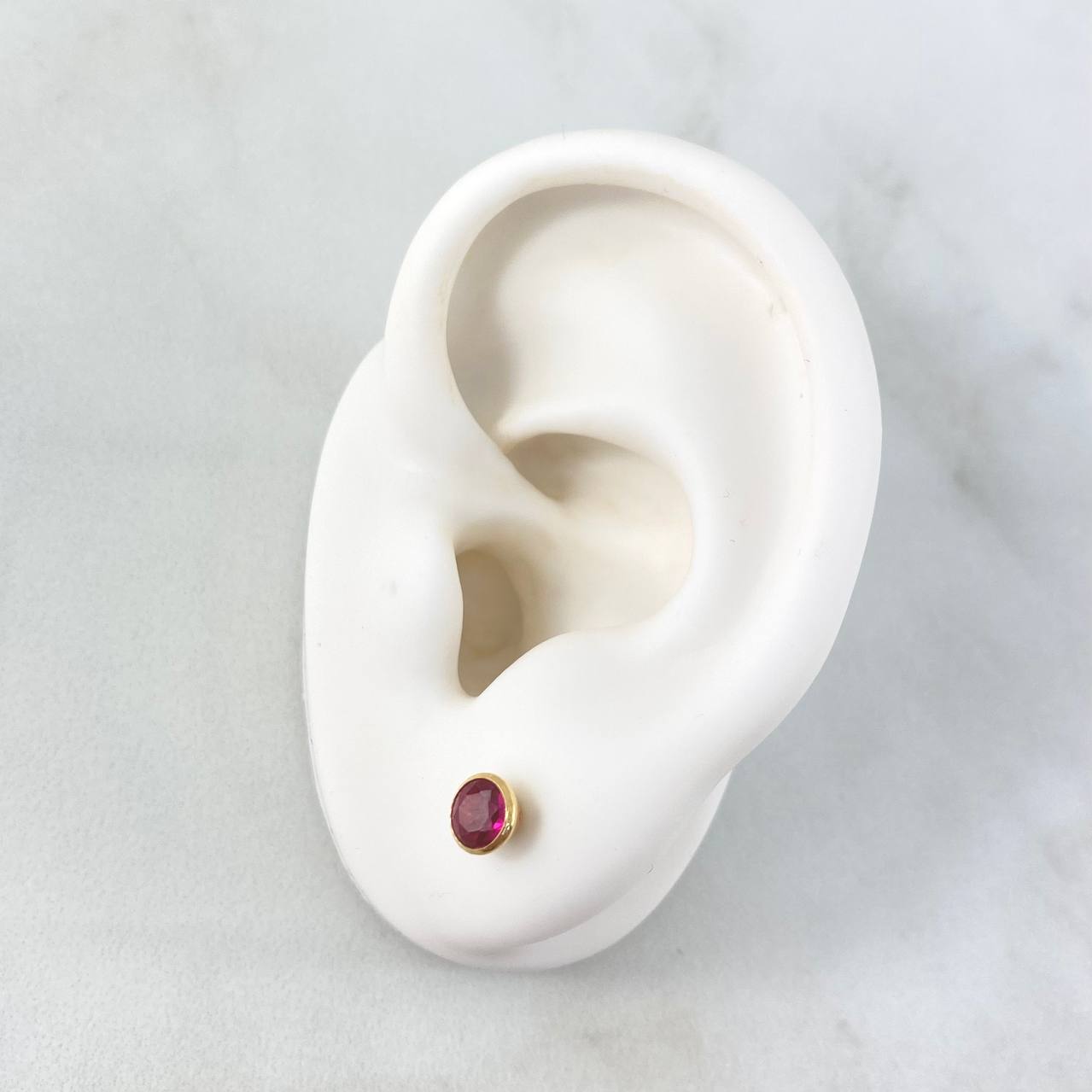 Topos Bisel 0.7gr / 5mm Circon Fucsia Oro Amarillo (Joya)