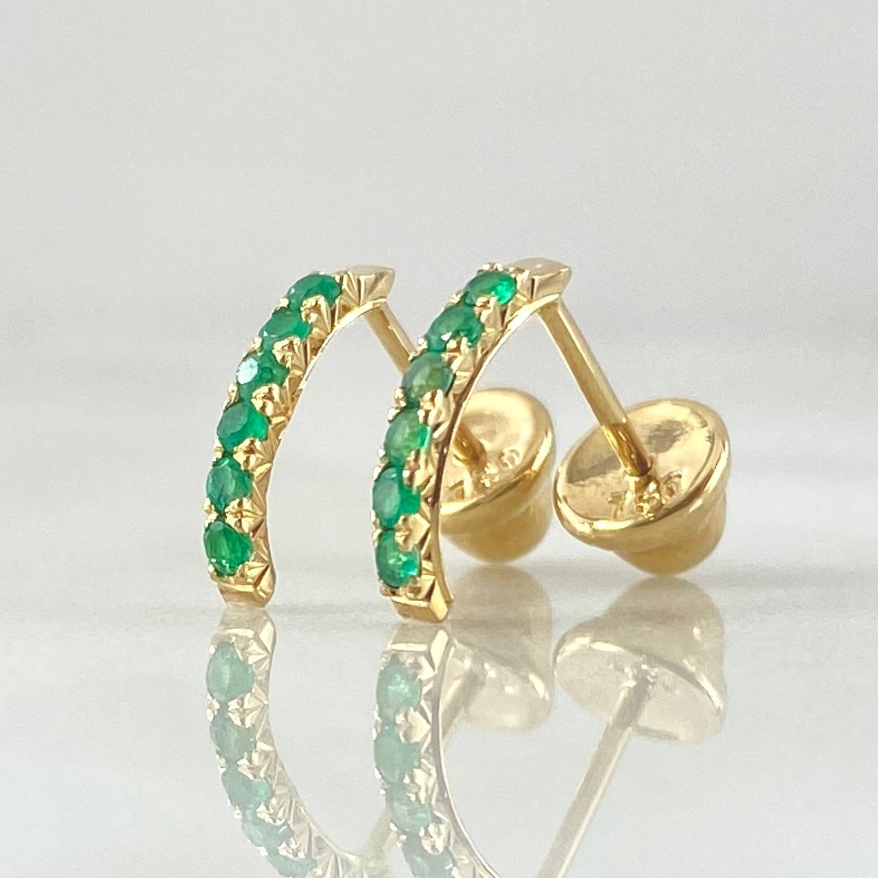 Topos Ola Curva Esmeraldas 25pts 0.85gr / 1cm / Oro Amarillo 18K