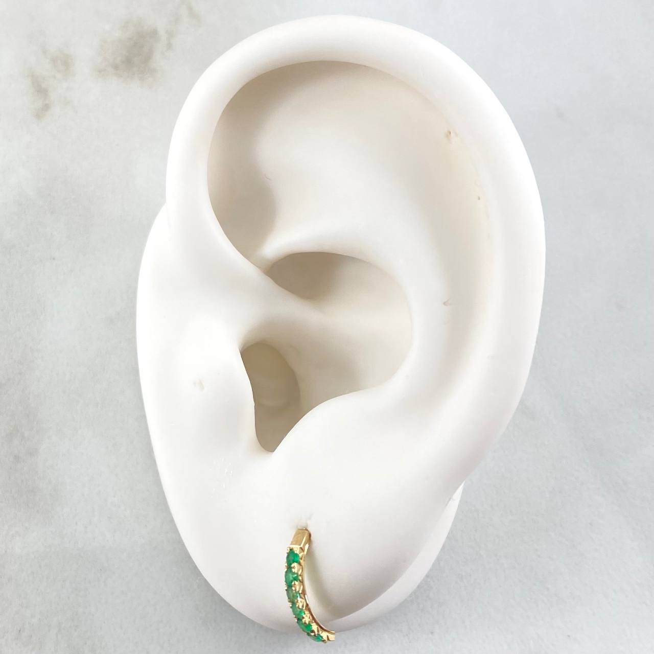 Topos Ola Curva Esmeraldas 25pts 0.85gr / 1cm / Oro Amarillo 18K