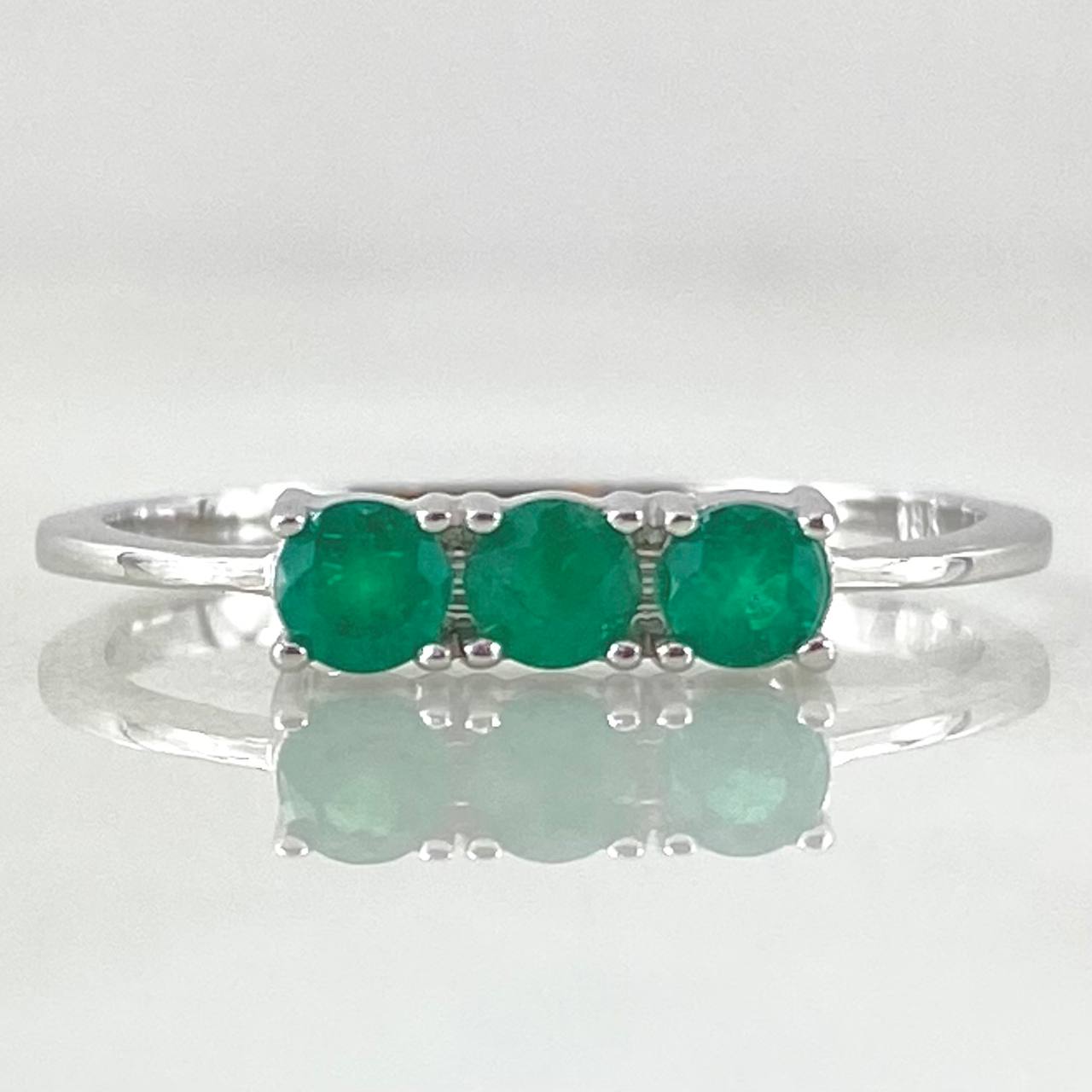 Anillo Trinity Esmeraldas 36pts 1.85gr / T7 1/2 / Oro Blanco 18K
