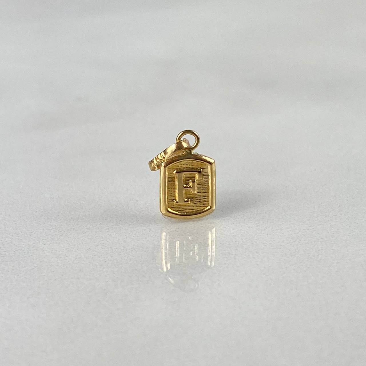 Dije Letra F 0.3g / 1.5cm Oro Amarillo 18K