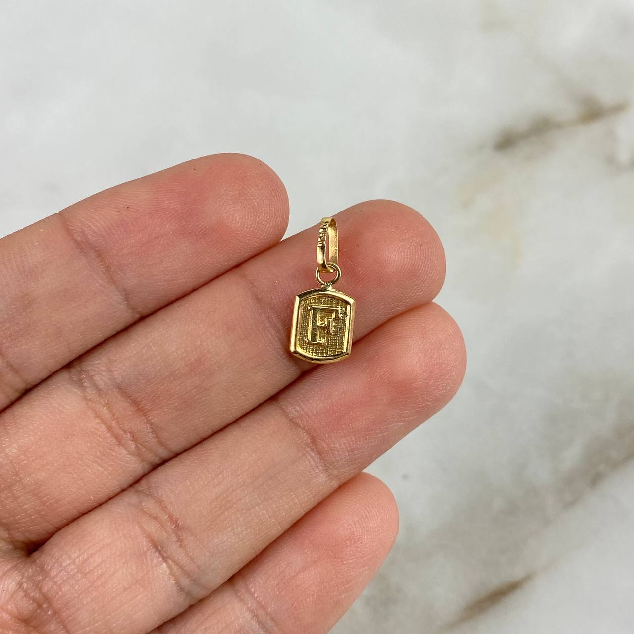 Dije Letra F 0.3g / 1.5cm Oro Amarillo 18K