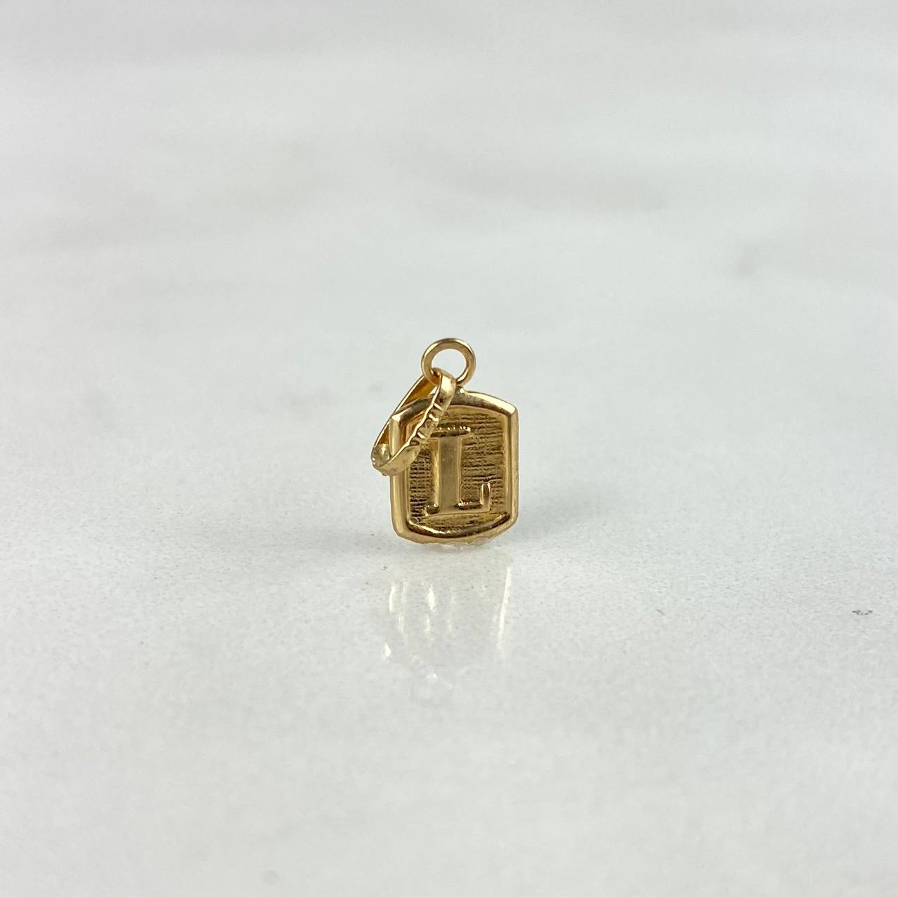 Dije Marco Letra L 0.35gr / 1.5cm / Oro Amarillo