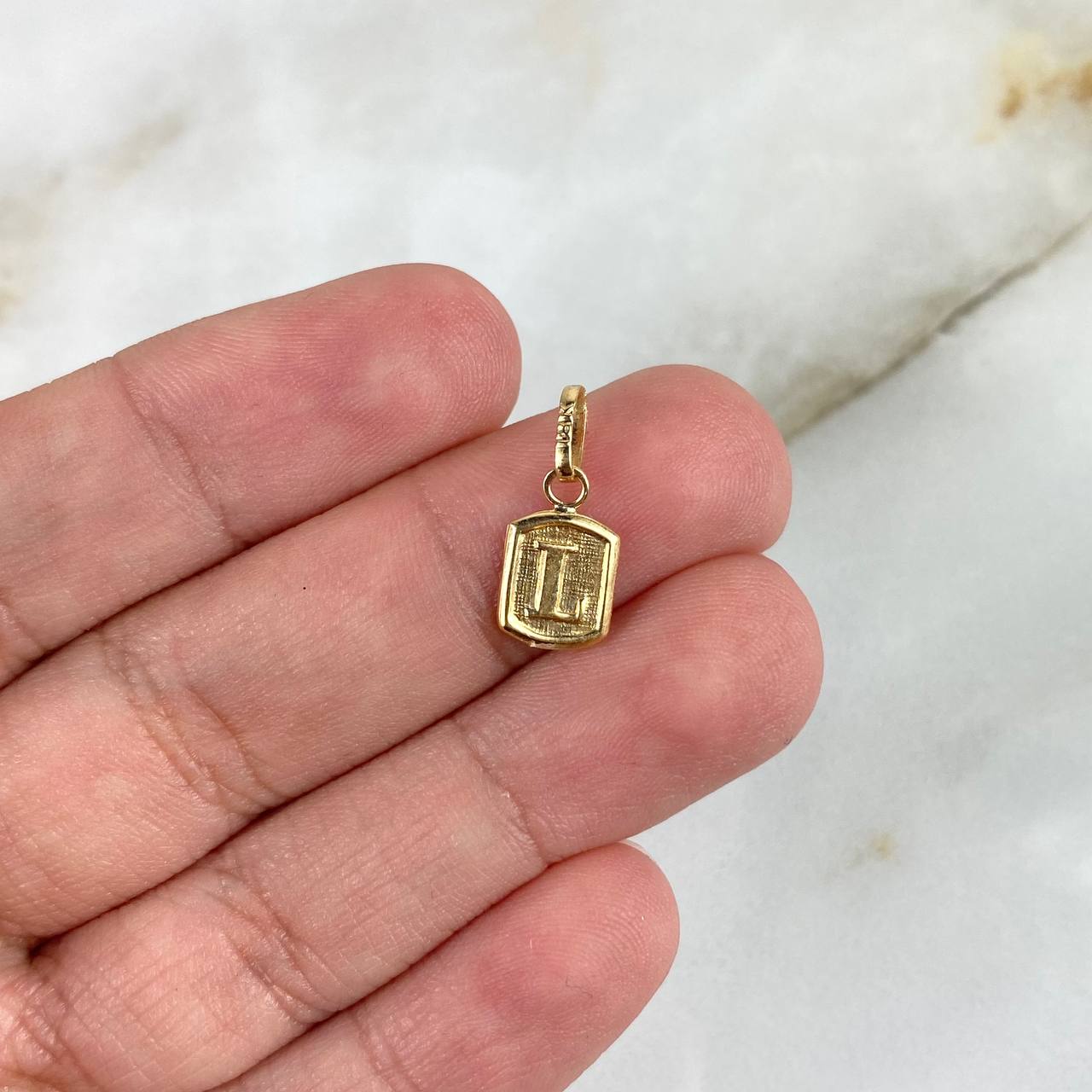 Dije Marco Letra L 0.35gr / 1.5cm / Oro Amarillo