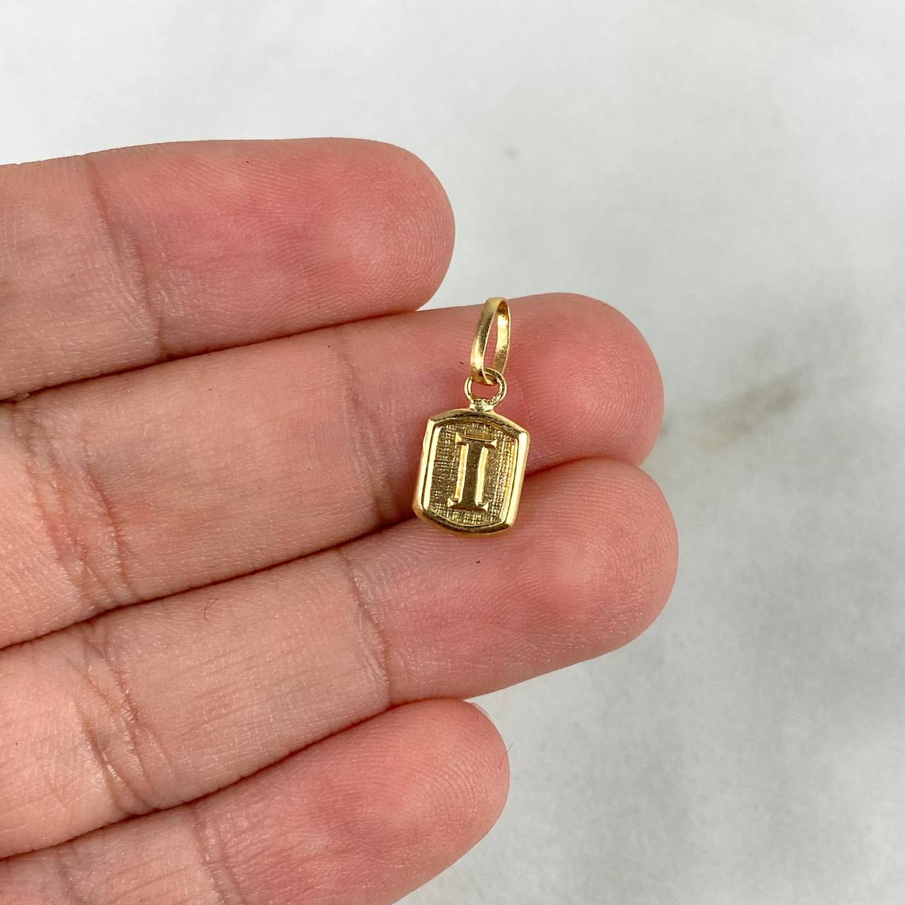 Dije Marco Letra I 0.35gr / 1.5cm Oro Amarillo