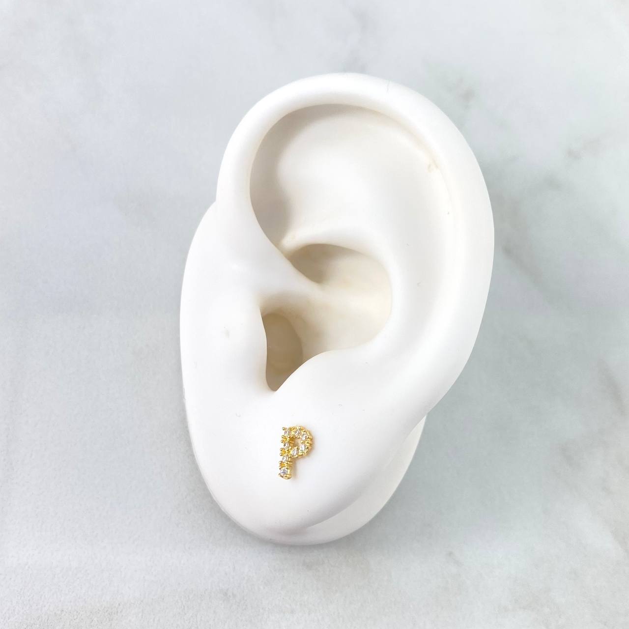 Topos Letra P 0.65gr / 6mm Circones Blancos Oro Amarillo