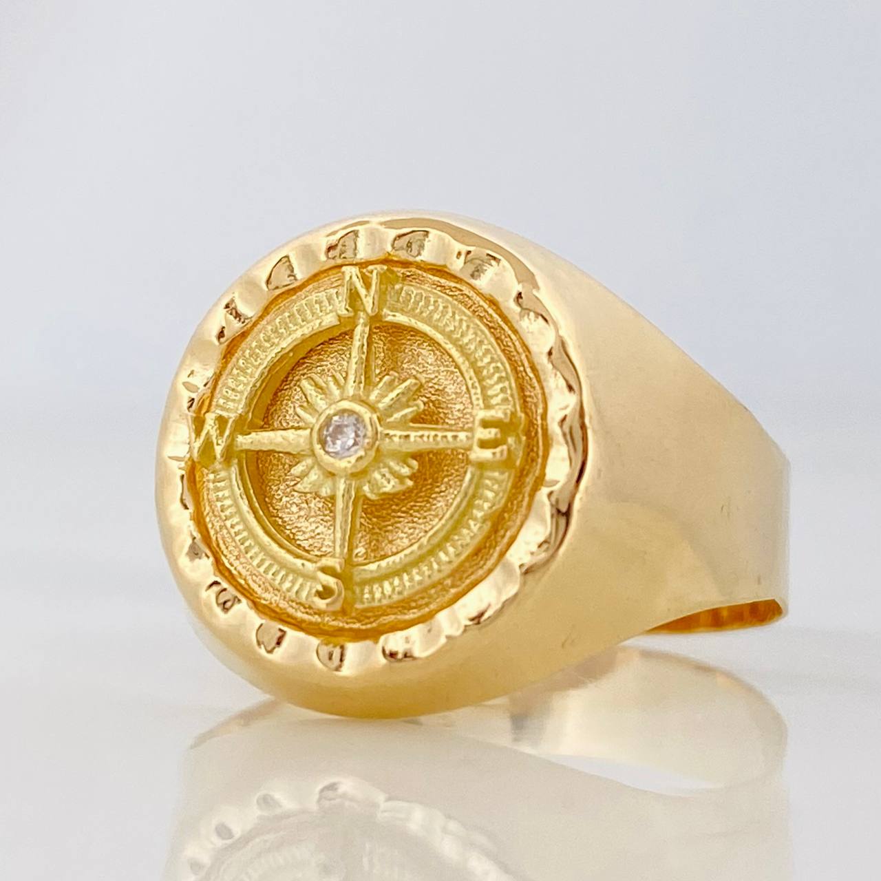 Anillo Sello Bordeado Brújula 3.45g / T8 1/2 Oro Amarillo 18K