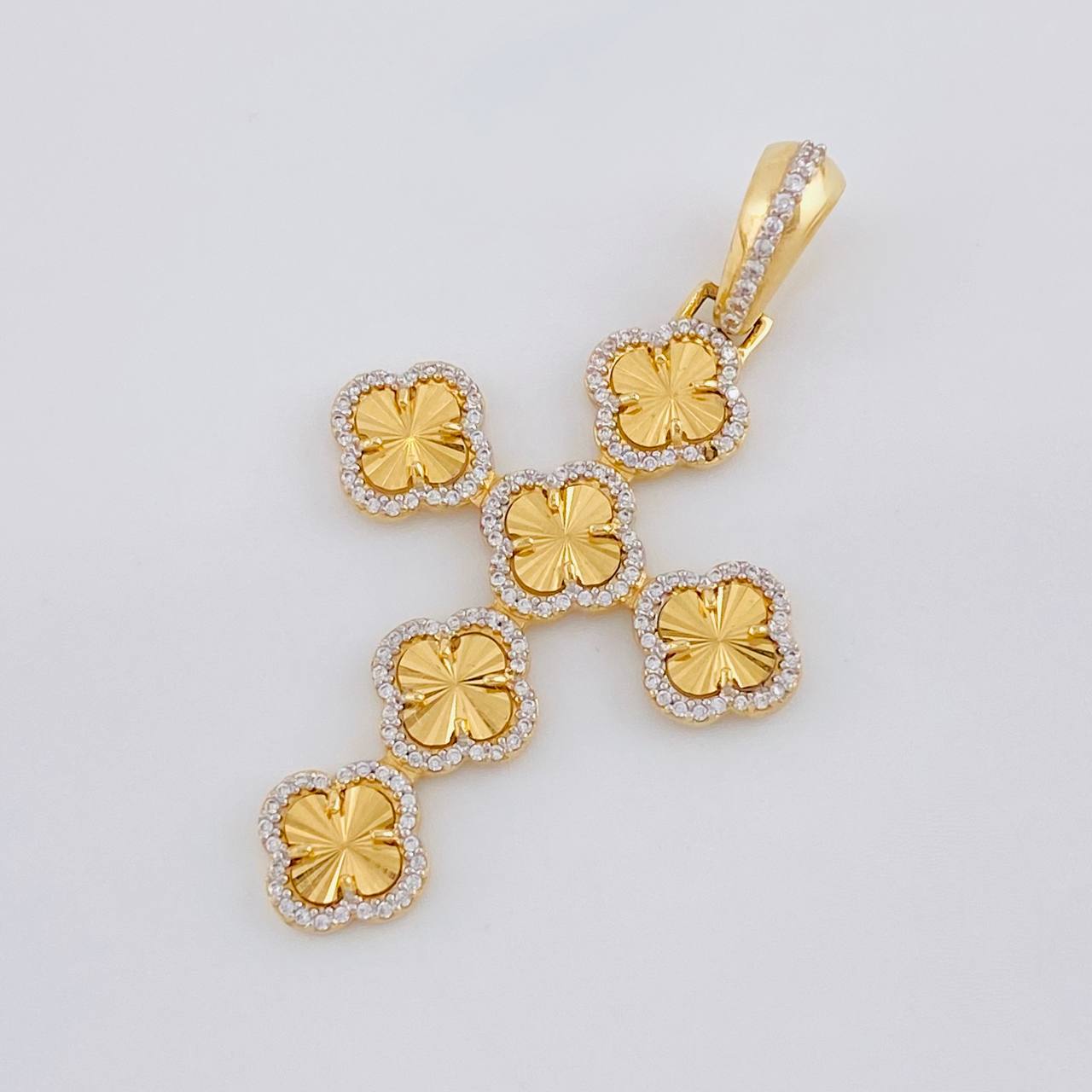 Dije Cruz Trébol 4.8g / 4.9cm Oro Amarillo 18K