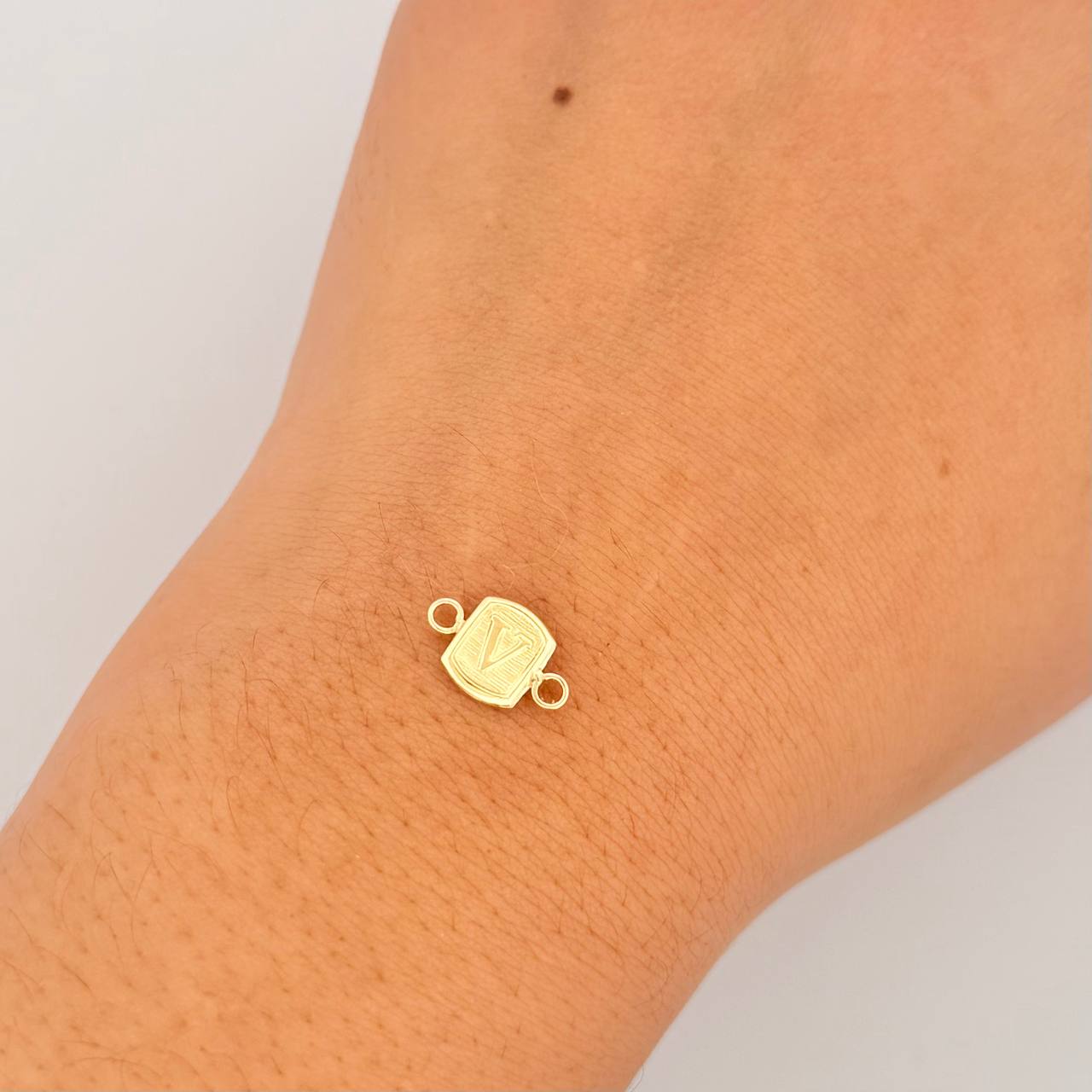 Herraje Letra V 0.3gr / 1.2cm / Oro Amarillo 18K