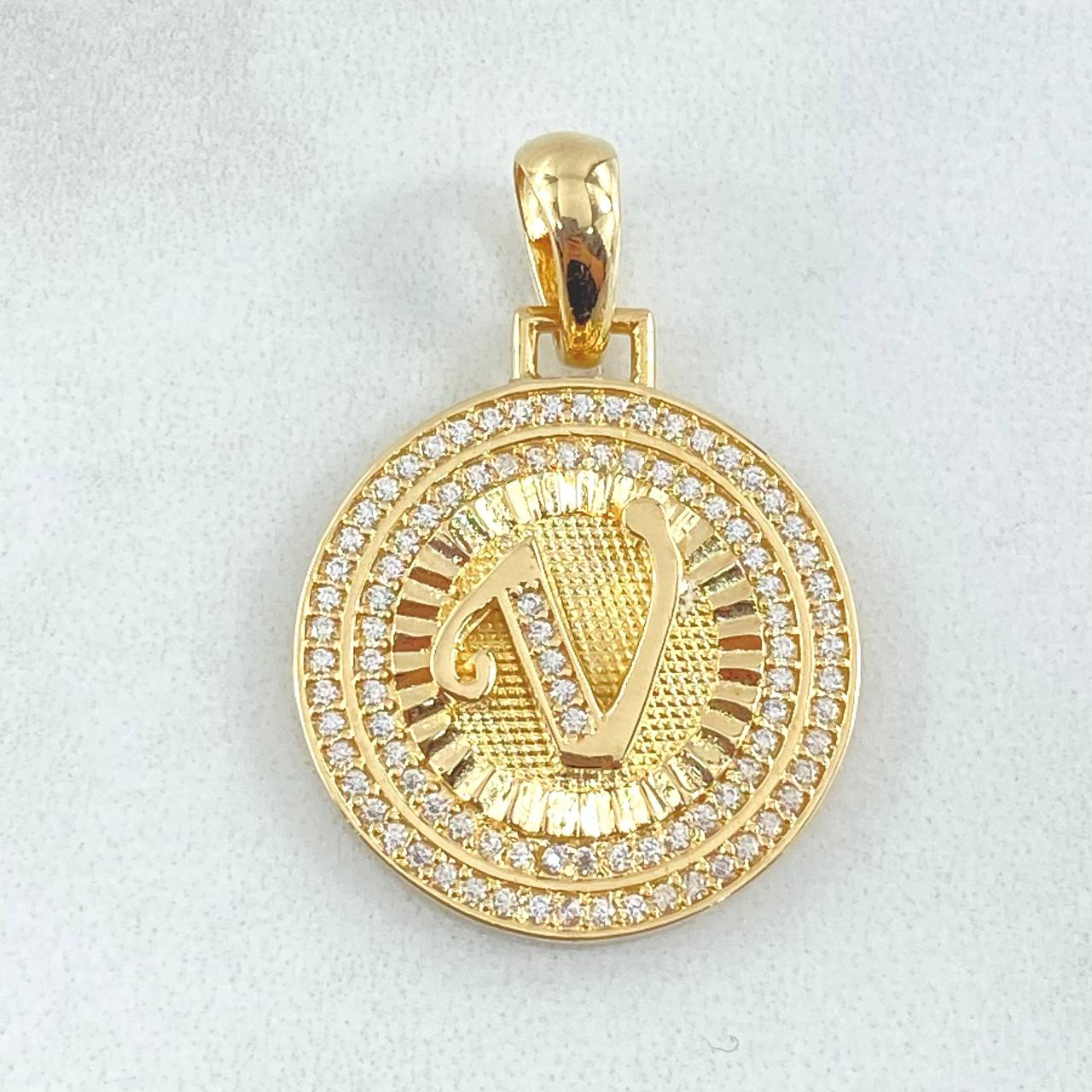 Dije Medalla Letra V 4.95gr / 3cm / Oro Amarillo 18K