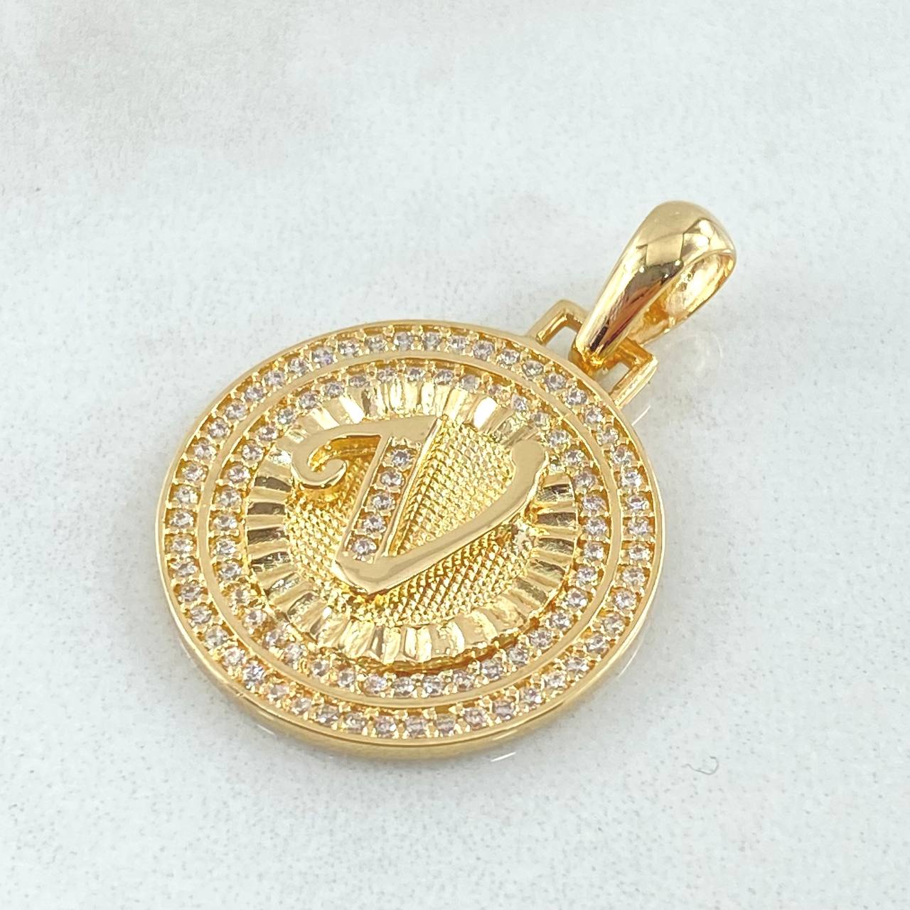Dije Medalla Letra V 4.35gr / 3cm / Oro Amarillo 18K