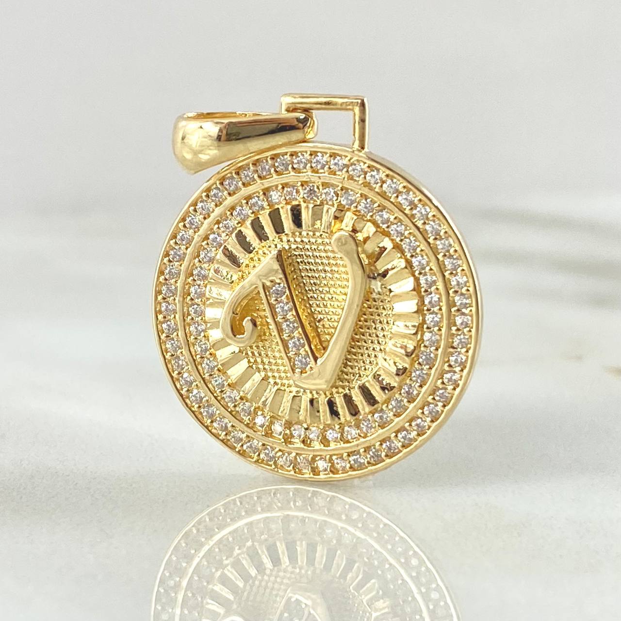 Dije Medalla Letra V 4.35gr / 3cm / Oro Amarillo 18K