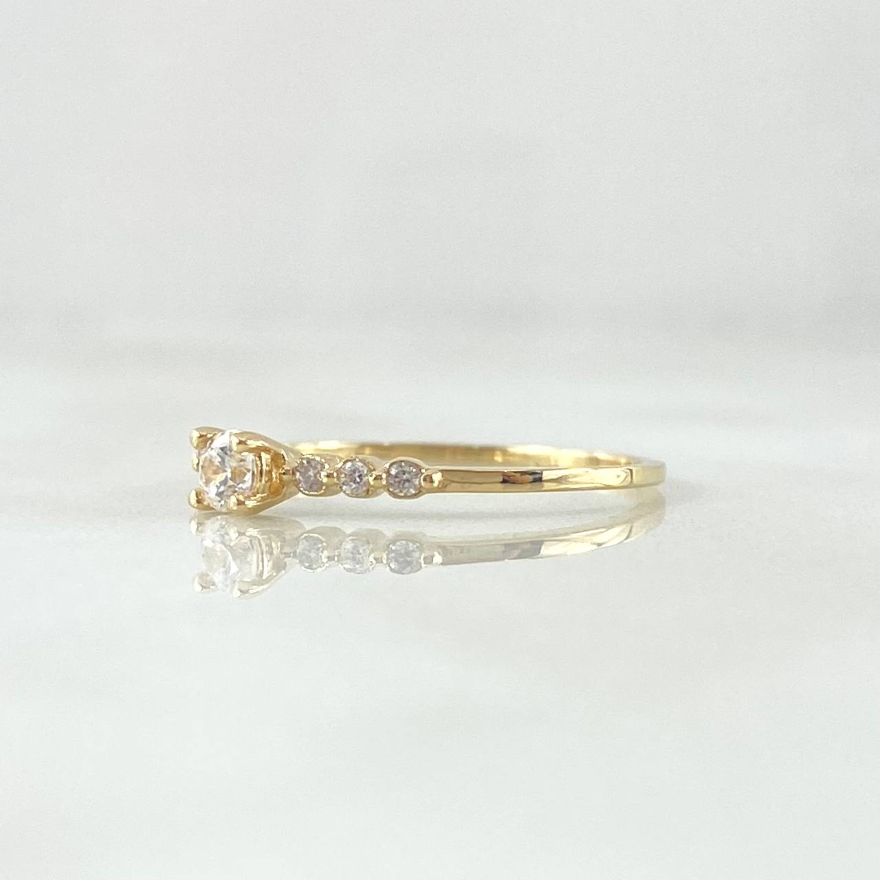 Anillo Solitario Media Churumbela 1.05gr / T5 1/2 / Circones Blancos Oro Amarillo 18K *