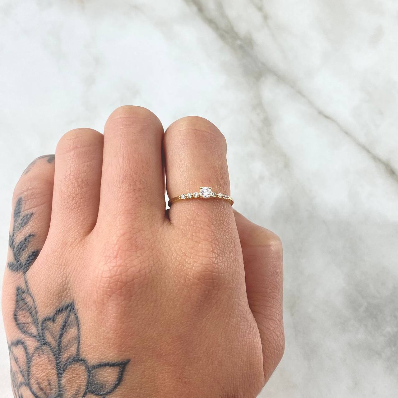 Anillo Solitario Media Churumbela 1.05gr / T5 1/2 / Circones Blancos Oro Amarillo 18K *