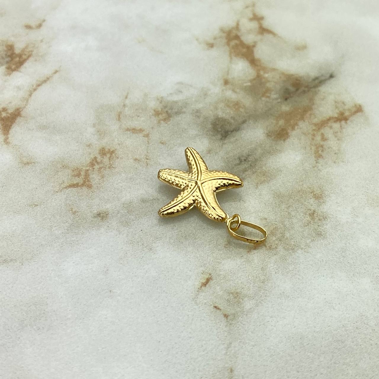 Dije Estrella de Mar 0.85gr / 2.5cm / Oro Amarillo ©