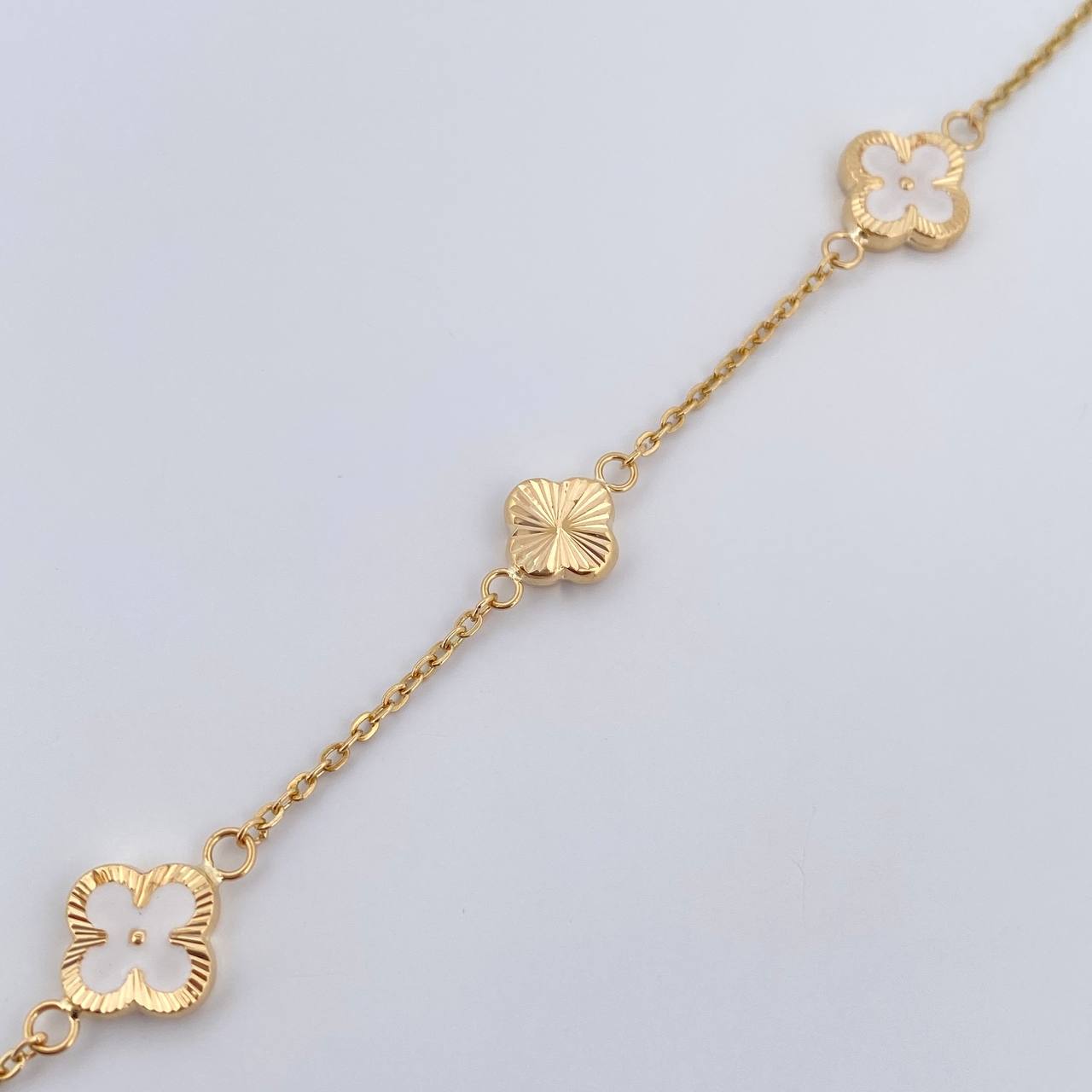 Pulso Trebol Aro Seguido 3.15gr / 18.6cm / 1.3mm Oro Amarillo 18K %