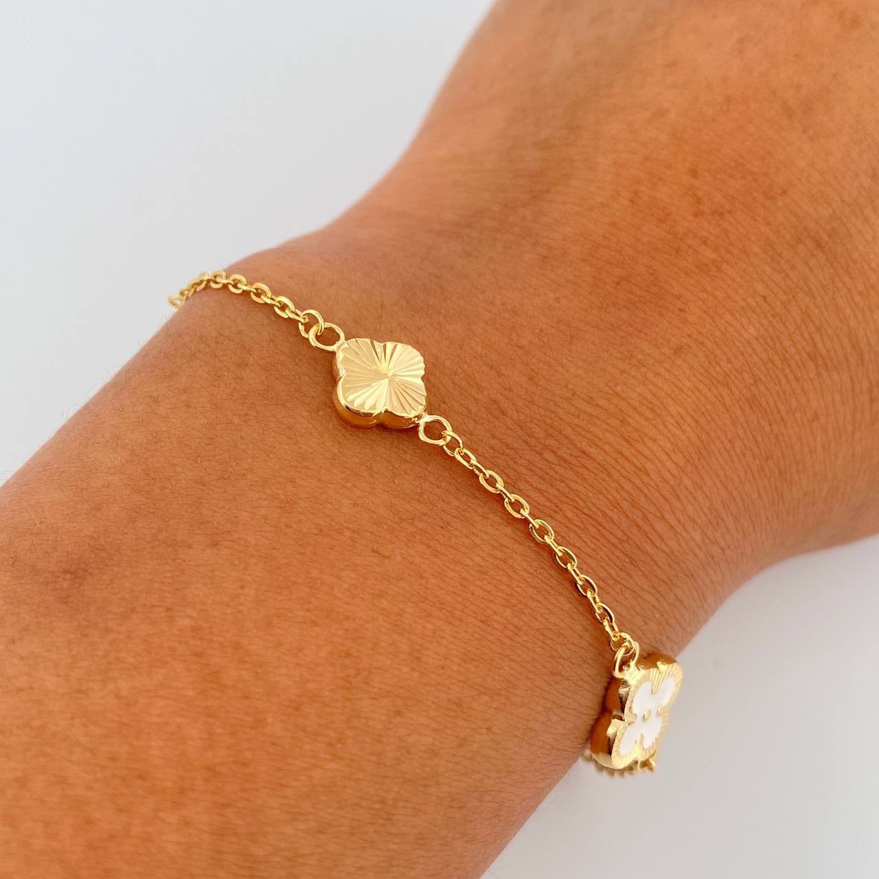 Pulso Trebol Aro Seguido 3.15gr / 18.6cm / 1.3mm Oro Amarillo 18K %