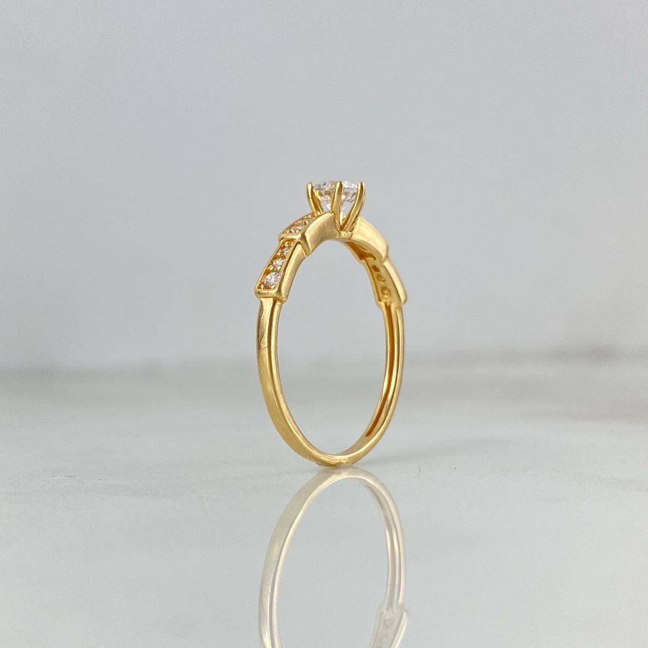 Anillo Solitario Escalonado 1.6gr / T4 / Circones Blancos Oro Amarillo